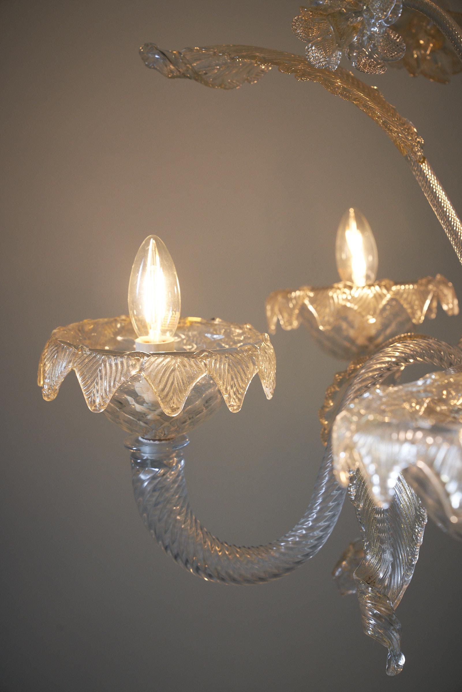 Elegante Araña de Murano con Oro y Flores en venta 1