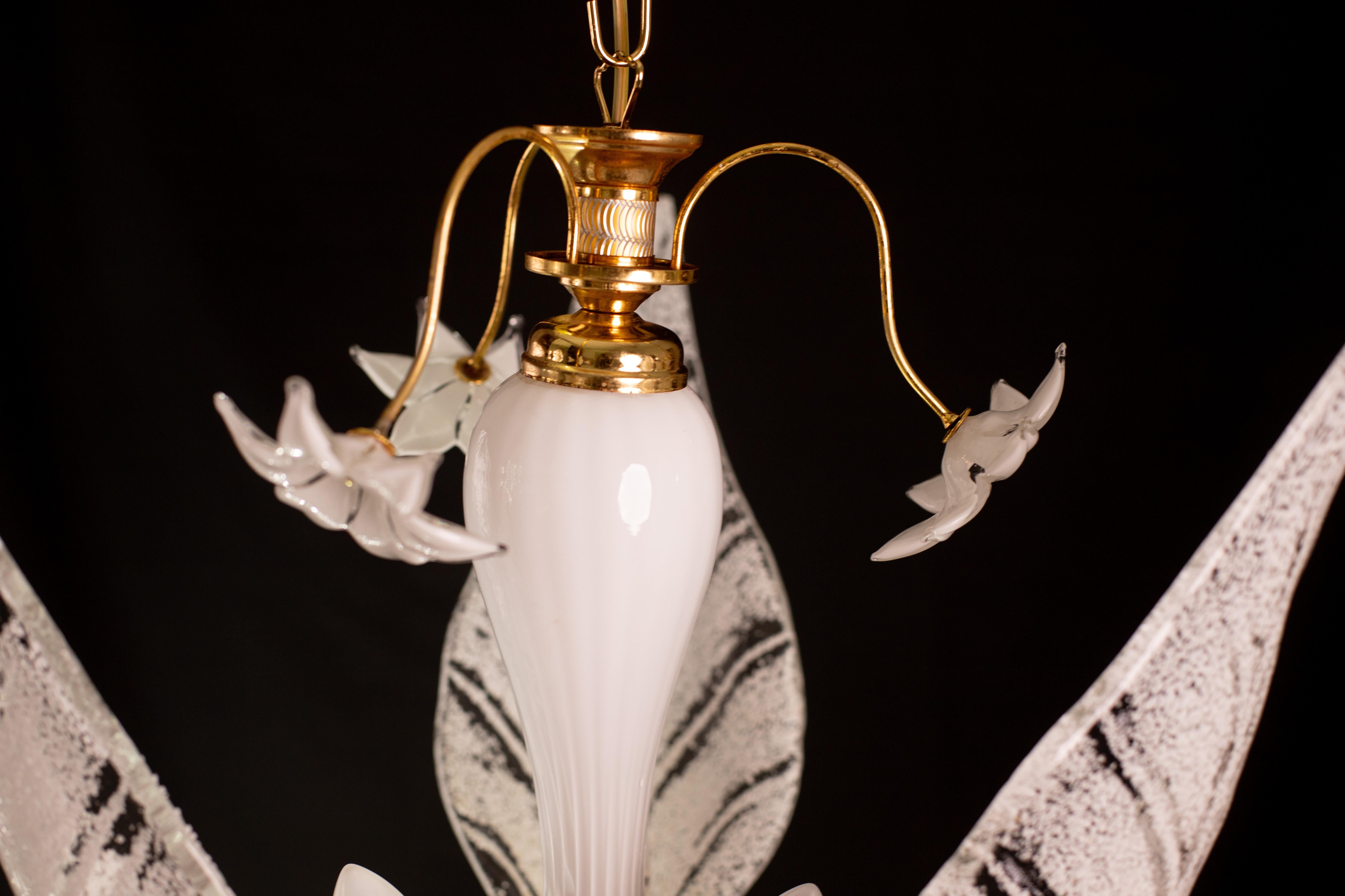 Elegant Murano chandelier with white flowers and leaves, 1970 For Sale 4