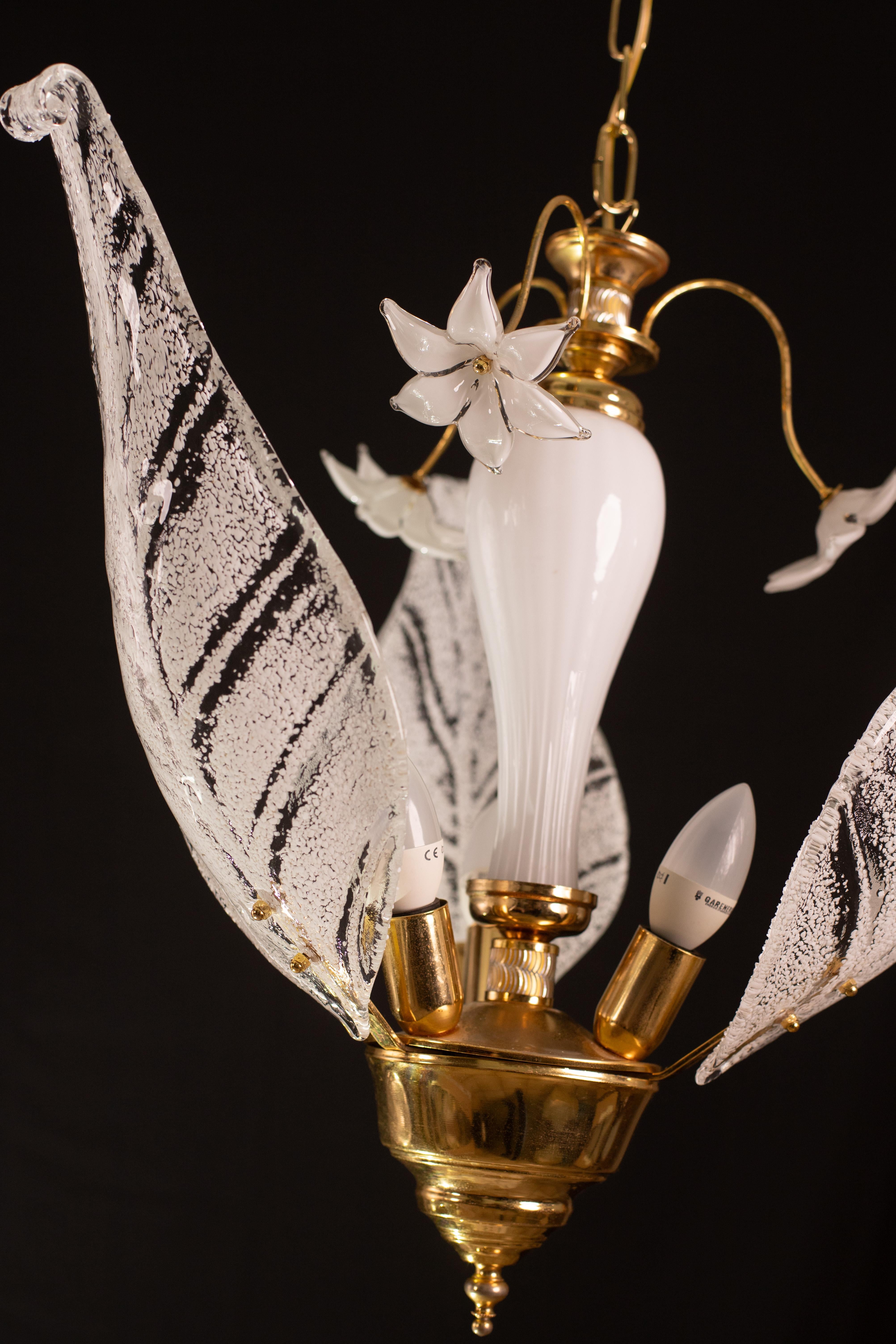 Elegant Murano chandelier with white flowers and leaves, 1970 For Sale 7
