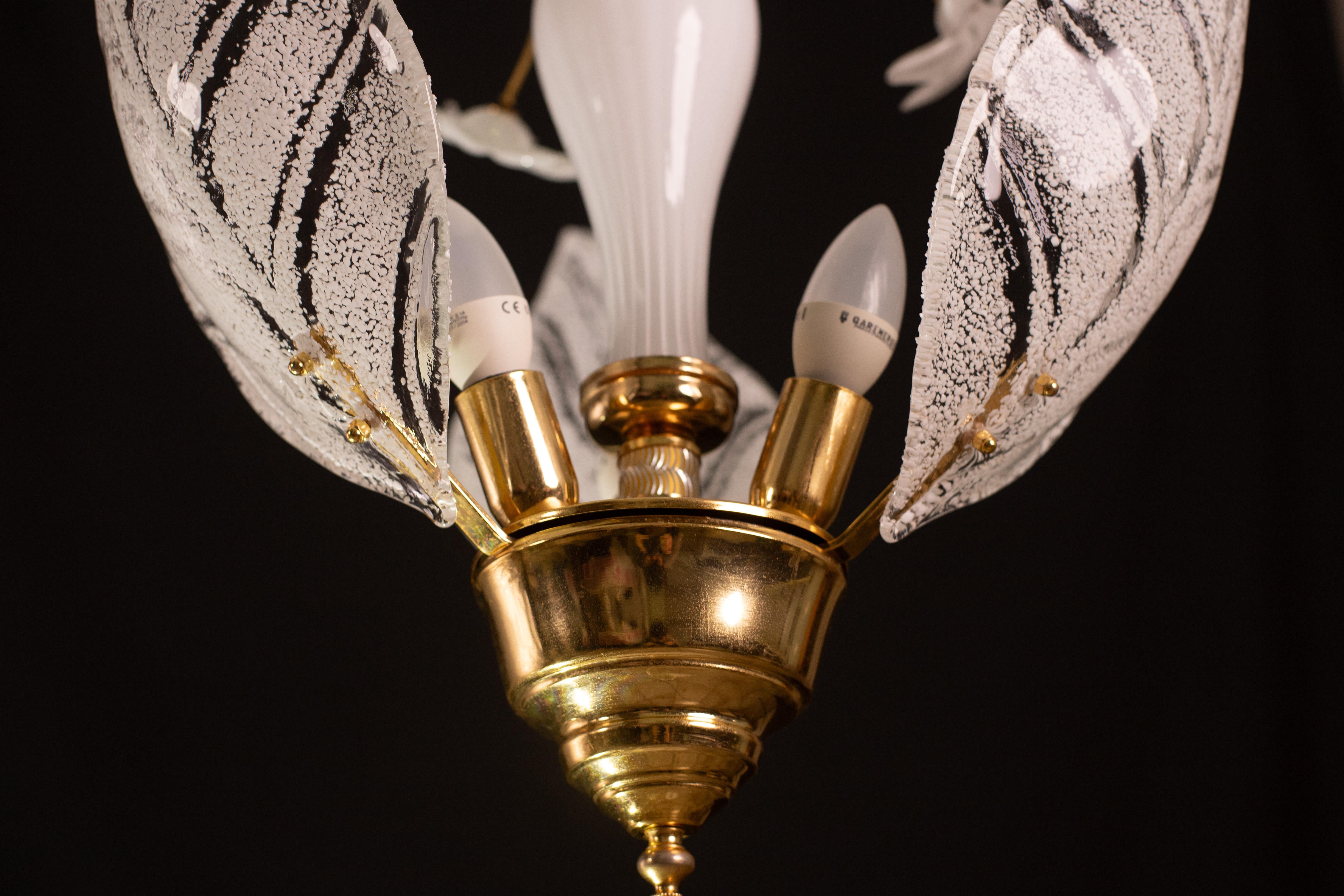 Elegant Murano chandelier with white flowers and leaves, 1970 For Sale 8