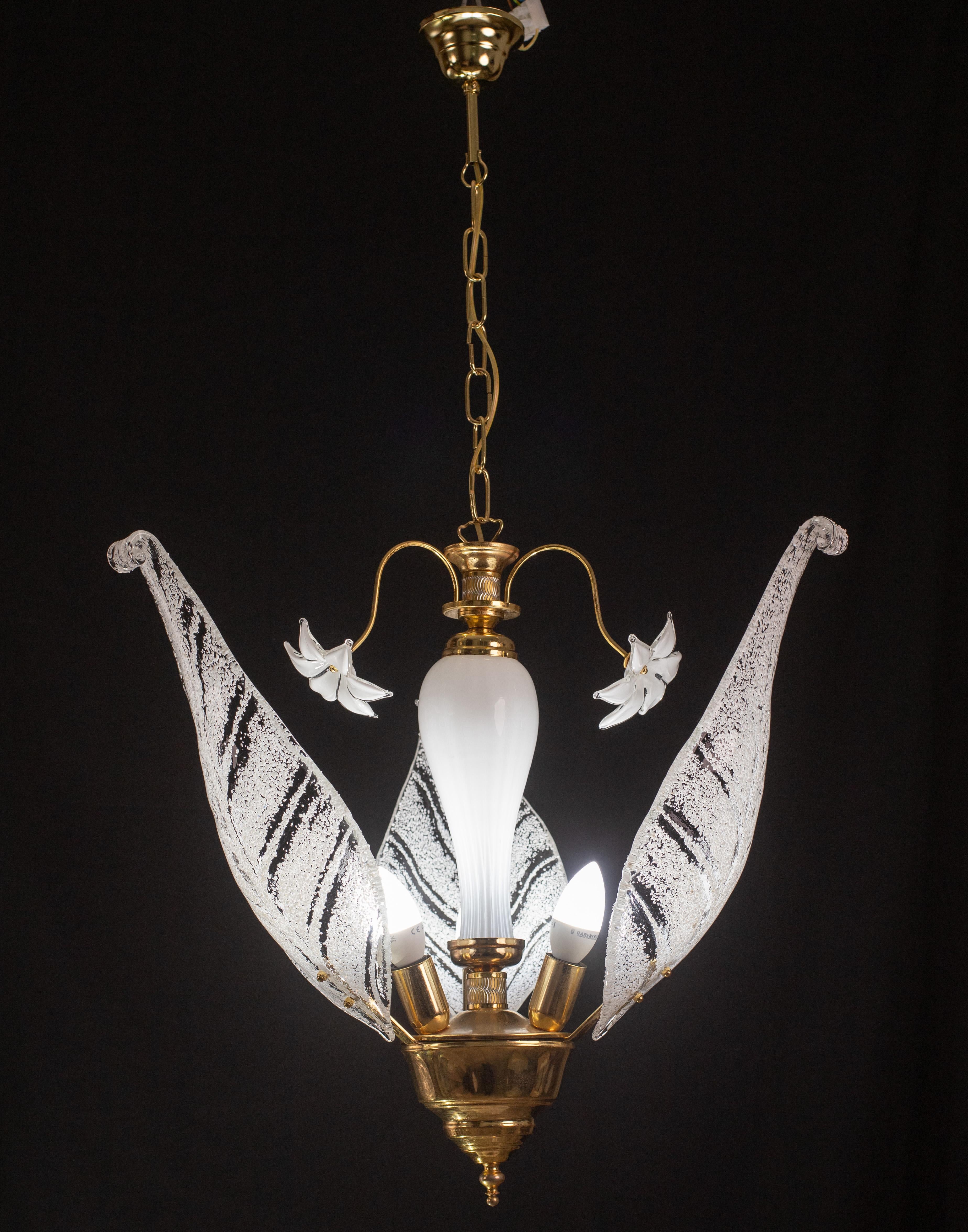 Elegant Murano chandelier with white flowers and leaves.

The chandelier consists of three beautiful leaves and three white flowers.

The chain and rosette have been replaced and are new.

Height with chain 100 cm, 60 without chain.
