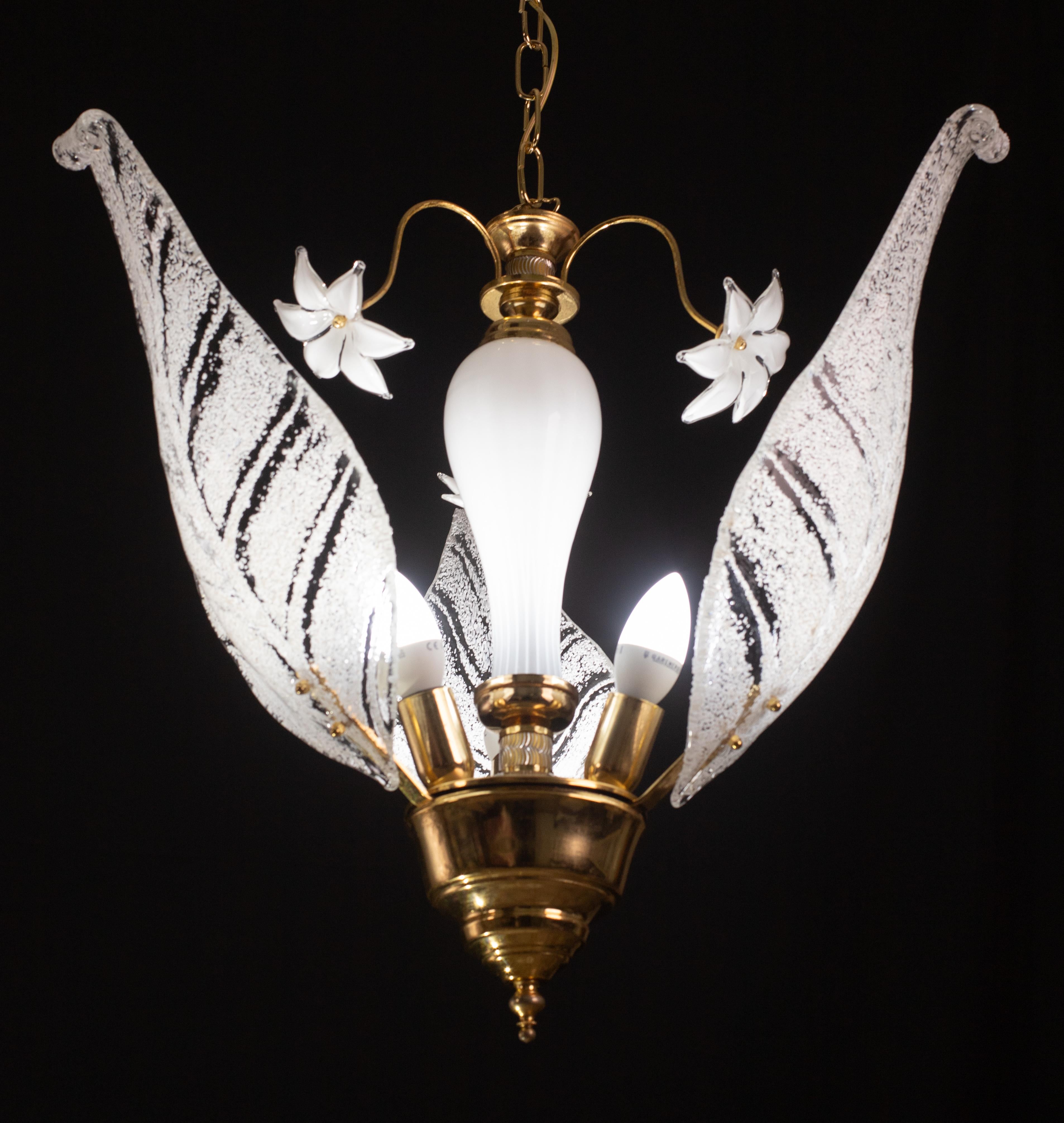 Elegant Murano chandelier with white flowers and leaves, 1970 For Sale 2