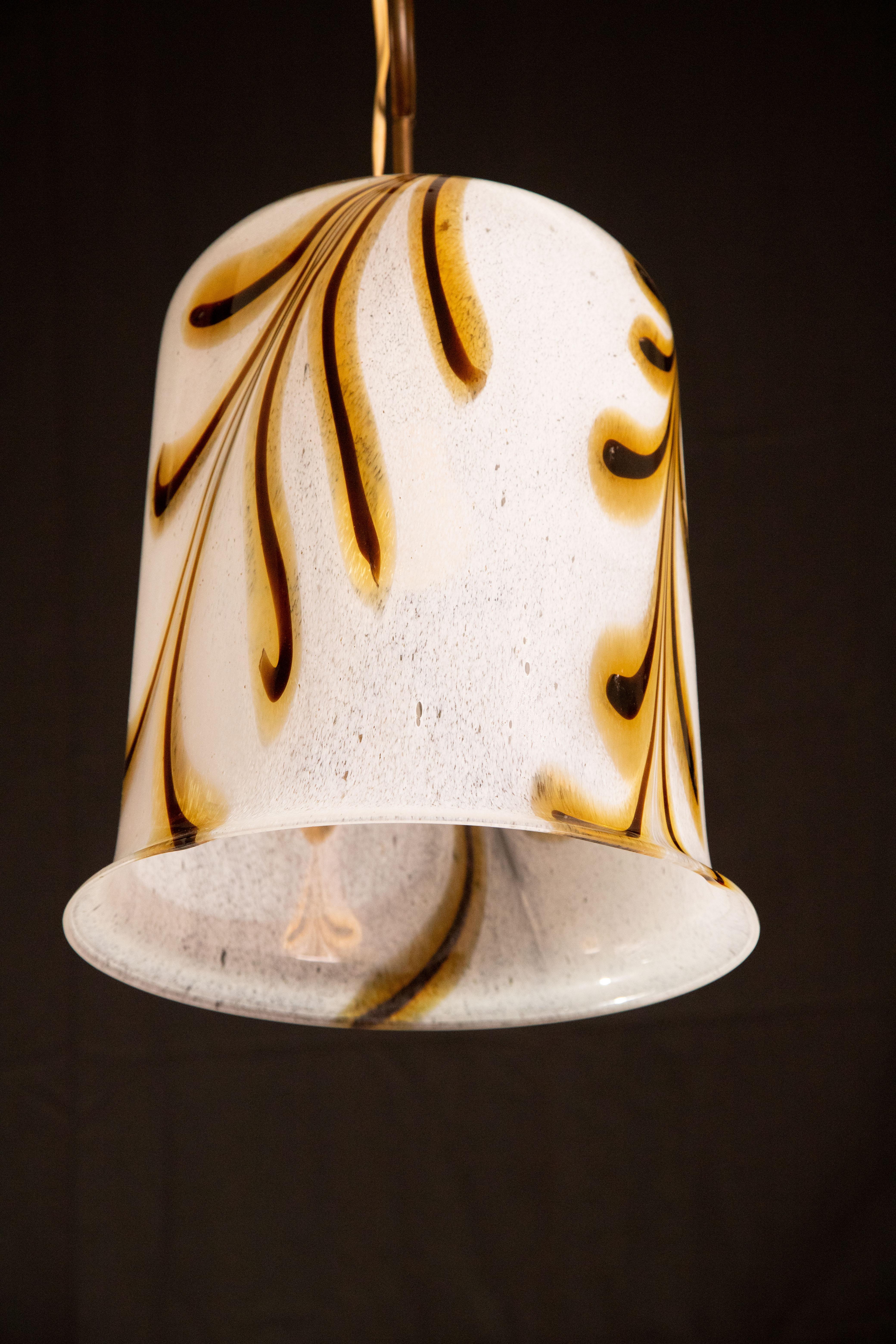Joli plafonnier en forme de sphère en verre soufflé de Murano peint.
Convient pour une ampoule E27, norme européenne.
30 cm de diamètre
100 cm de haut
40 cm sans chaîne.