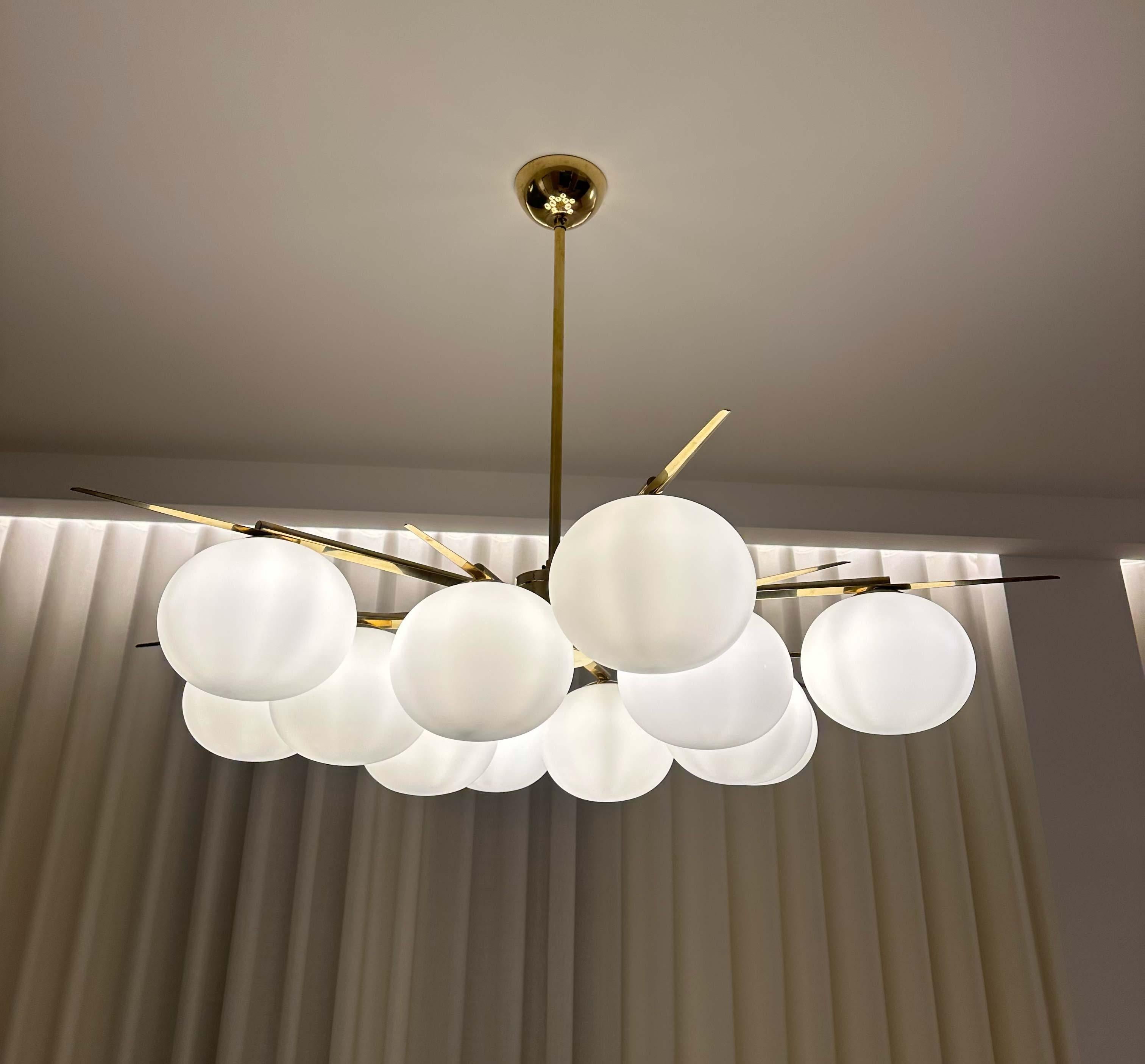 Elegant Murano Glass & Brass Chandelier, 2000s Mid-Century Modern Design In Good Condition For Sale In Meda, MB