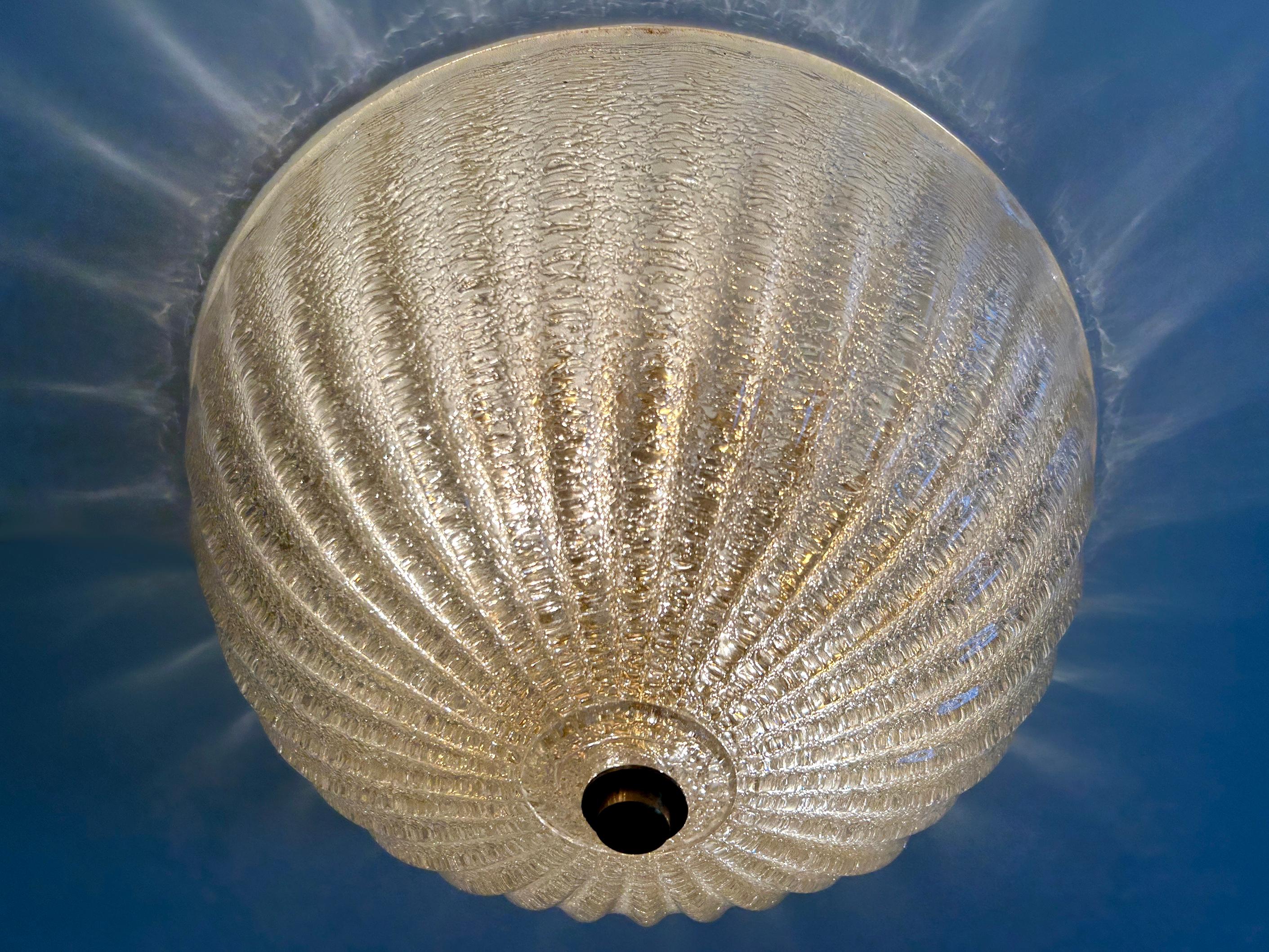 Excepcional y muy decorativo aplique o apliques de cristal texturizado de la modernidad de mediados de siglo. Diseñado y fabricado por Barovier & Toso, Italia, años sesenta. Etiqueta del fabricante en el interior de la placa de montaje.

Realizada