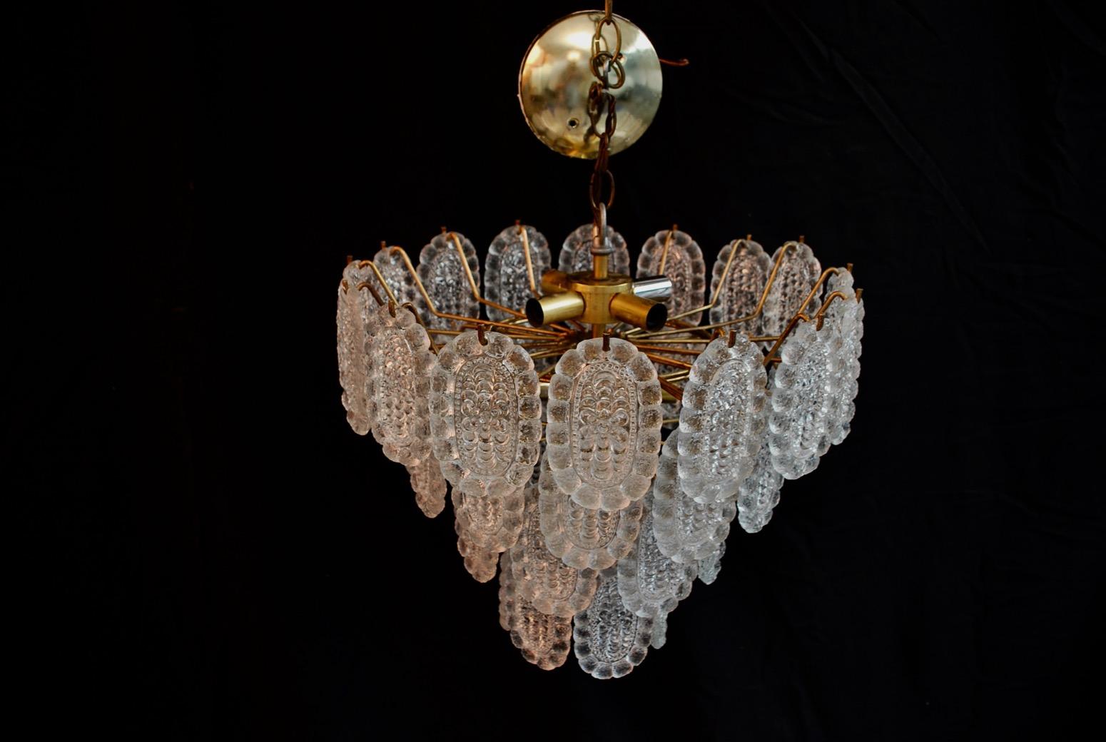 A beautiful hand blown Murano glass light, it has both world into it modern with classic.

 