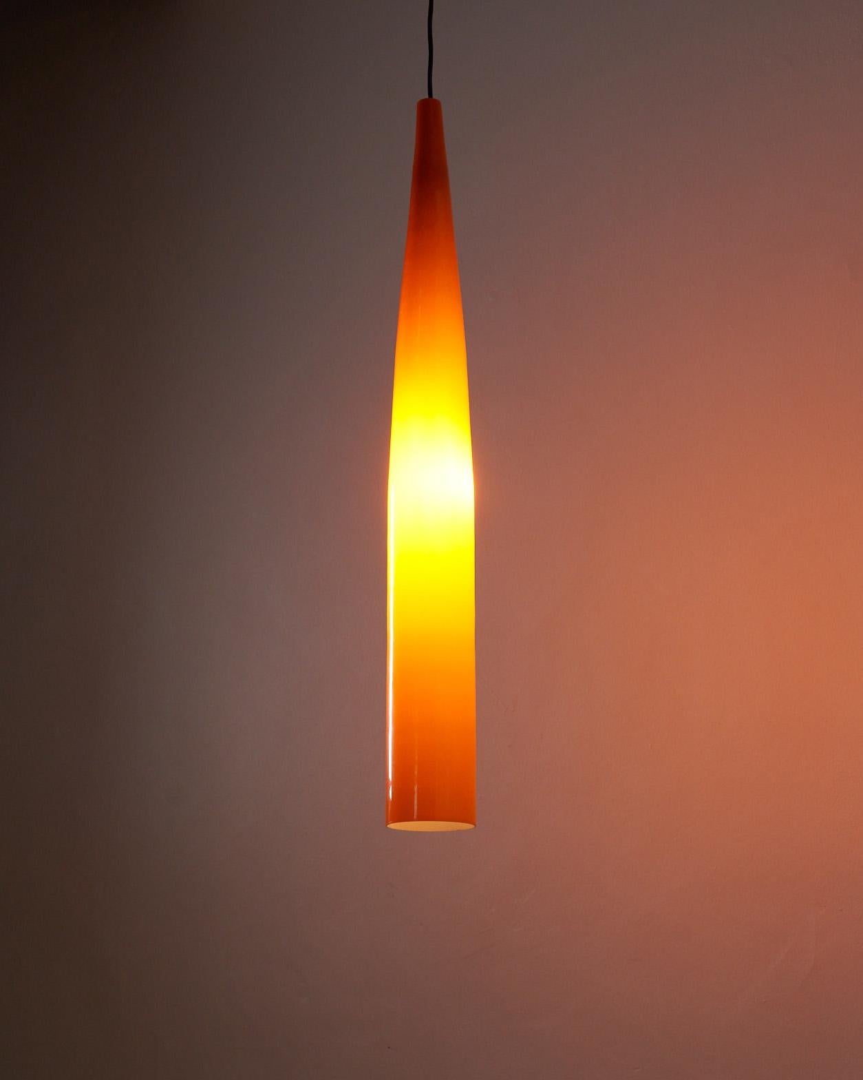 Elegante lange orangefarbene Pendelleuchte aus Murano-Glas von Alessandro Pianon für Vistosi. Dieses auffällige Stück ist noch mit den Originalaufklebern versehen und wird mit der originalen Stahldeckenabdeckung geliefert. Die Lampe wurde neu