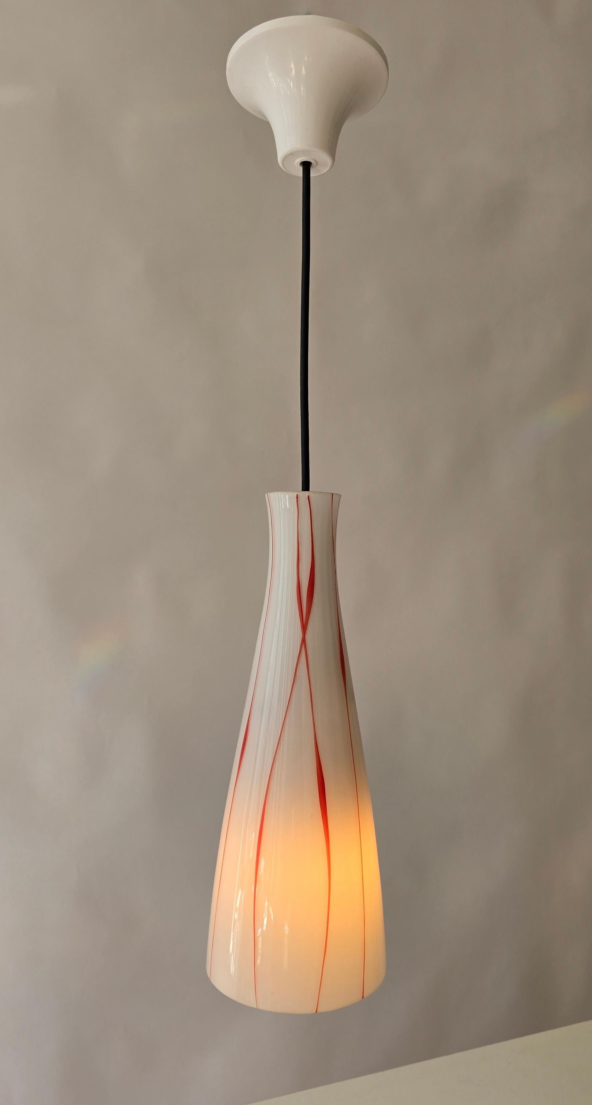 Elegante  Lámpara colgante de Murano, soplada a mano en vidrio blanco con líneas retorcidas rojas Italiano en venta