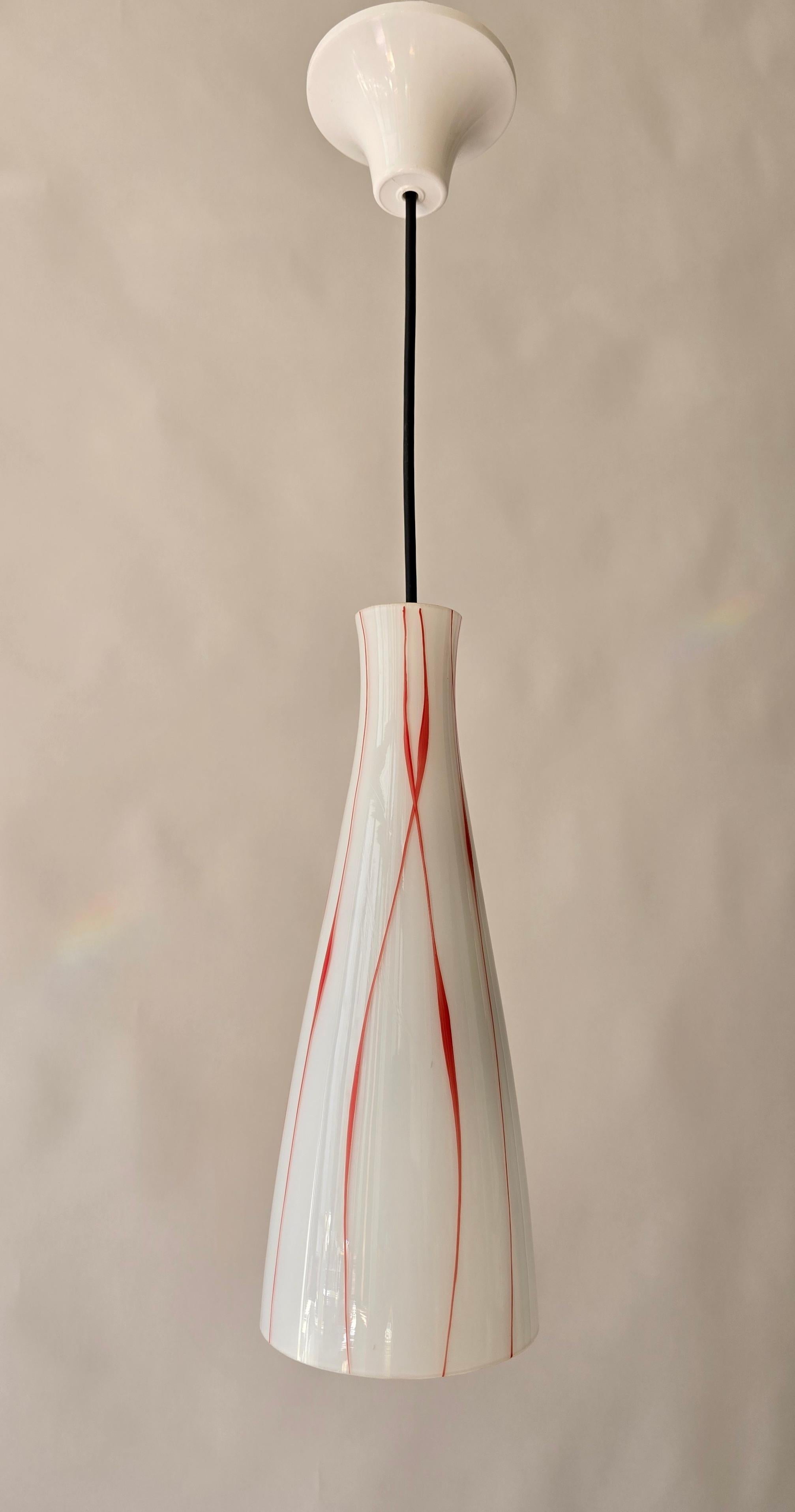 Elegante  Lámpara colgante de Murano, soplada a mano en vidrio blanco con líneas retorcidas rojas en Bueno estado para la venta en Antwerp, BE