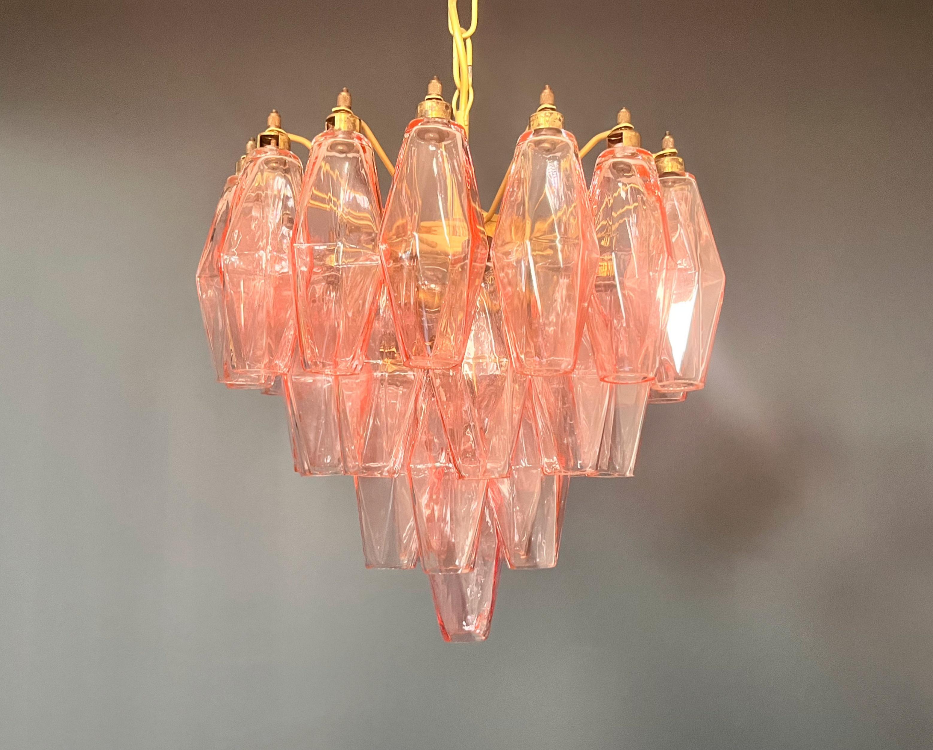 Eleganter rosafarbener Poliedri-Kronleuchter aus Muranoglas - Design von Carlo Scarpa (Italian) im Angebot