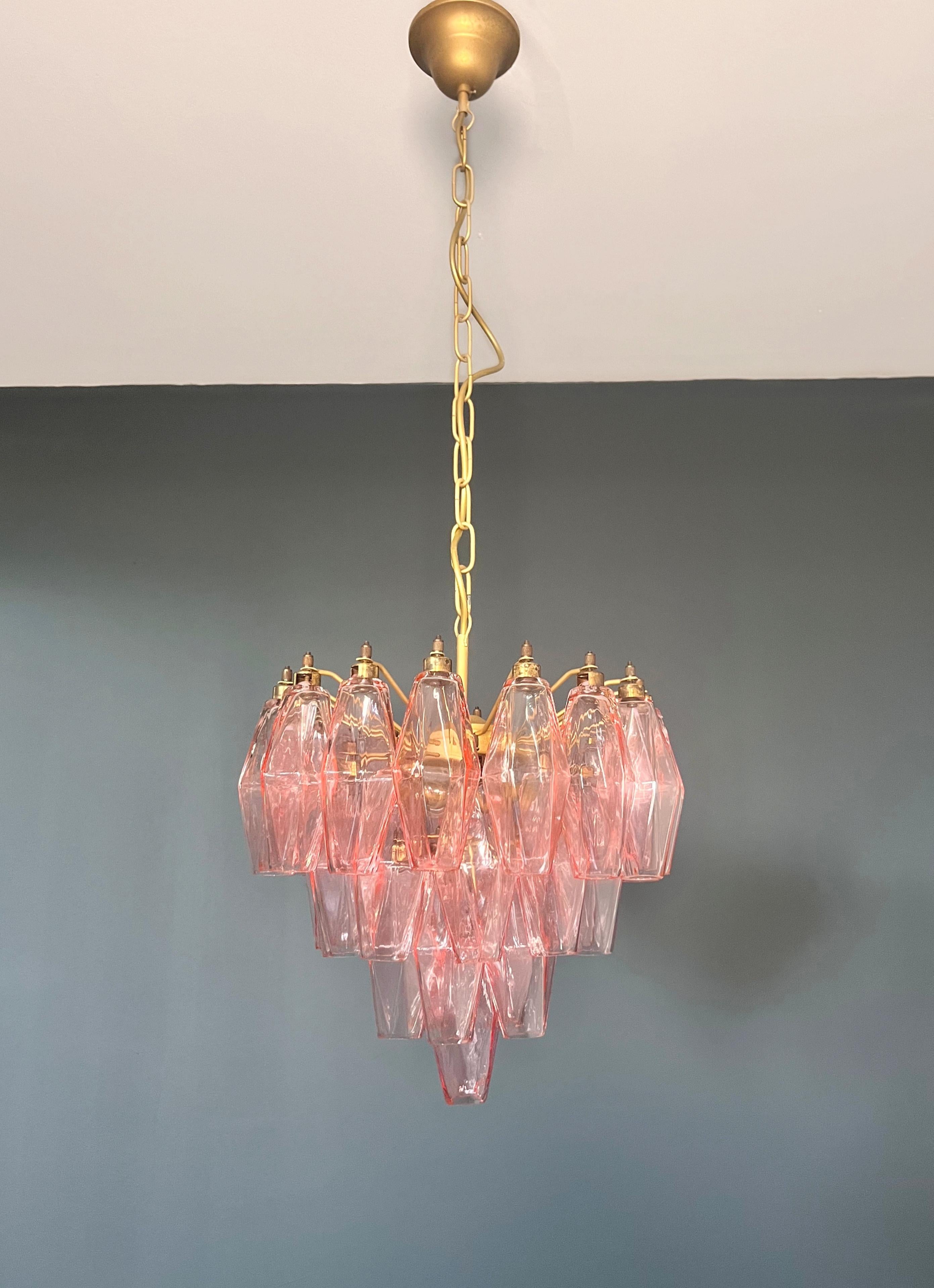Eleganter rosafarbener Poliedri-Kronleuchter aus Muranoglas - Design von Carlo Scarpa (Verzinkt) im Angebot