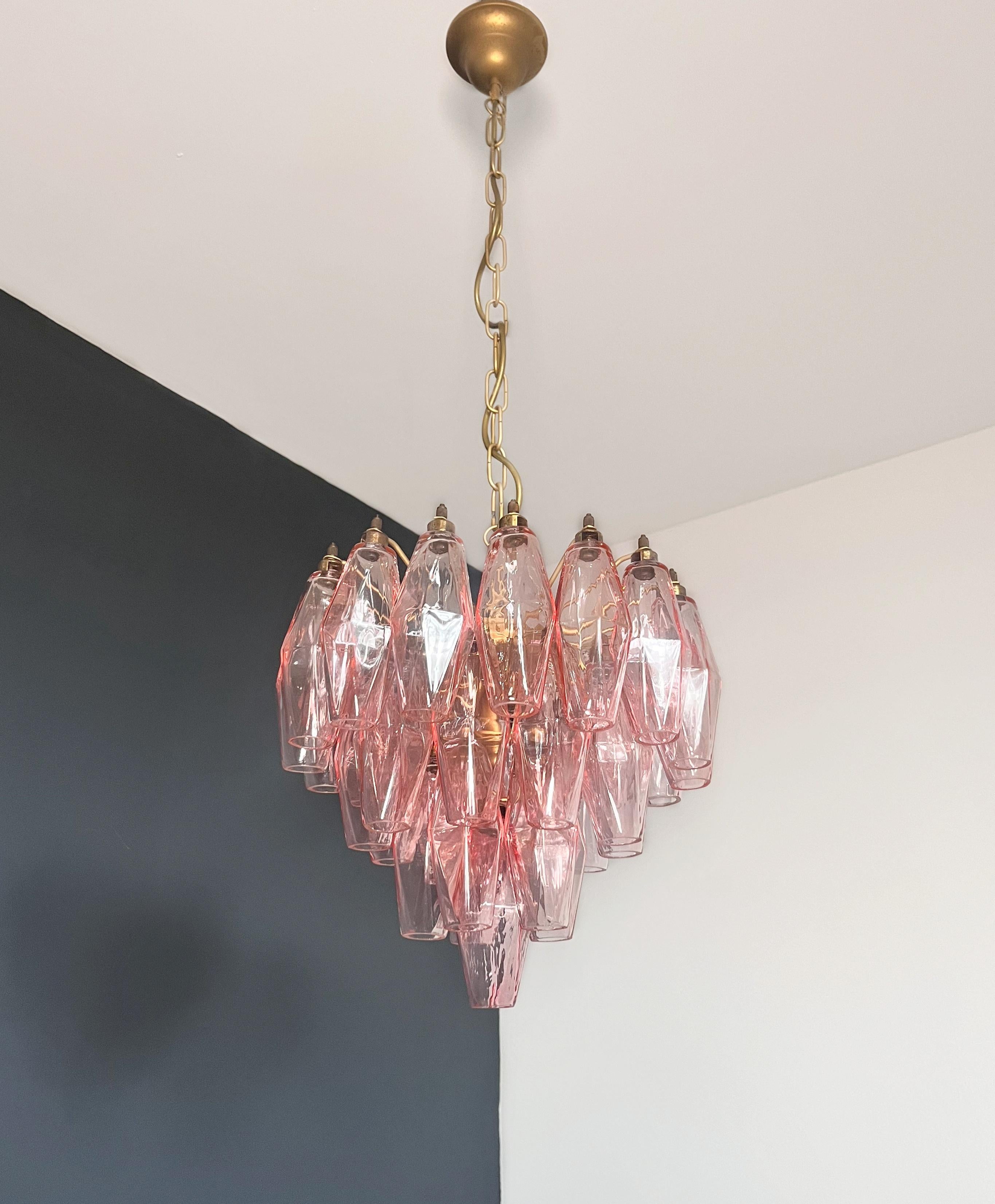 Eleganter rosafarbener Poliedri-Kronleuchter aus Muranoglas - Design von Carlo Scarpa im Zustand „Gut“ im Angebot in Gaiarine Frazione Francenigo (TV), IT