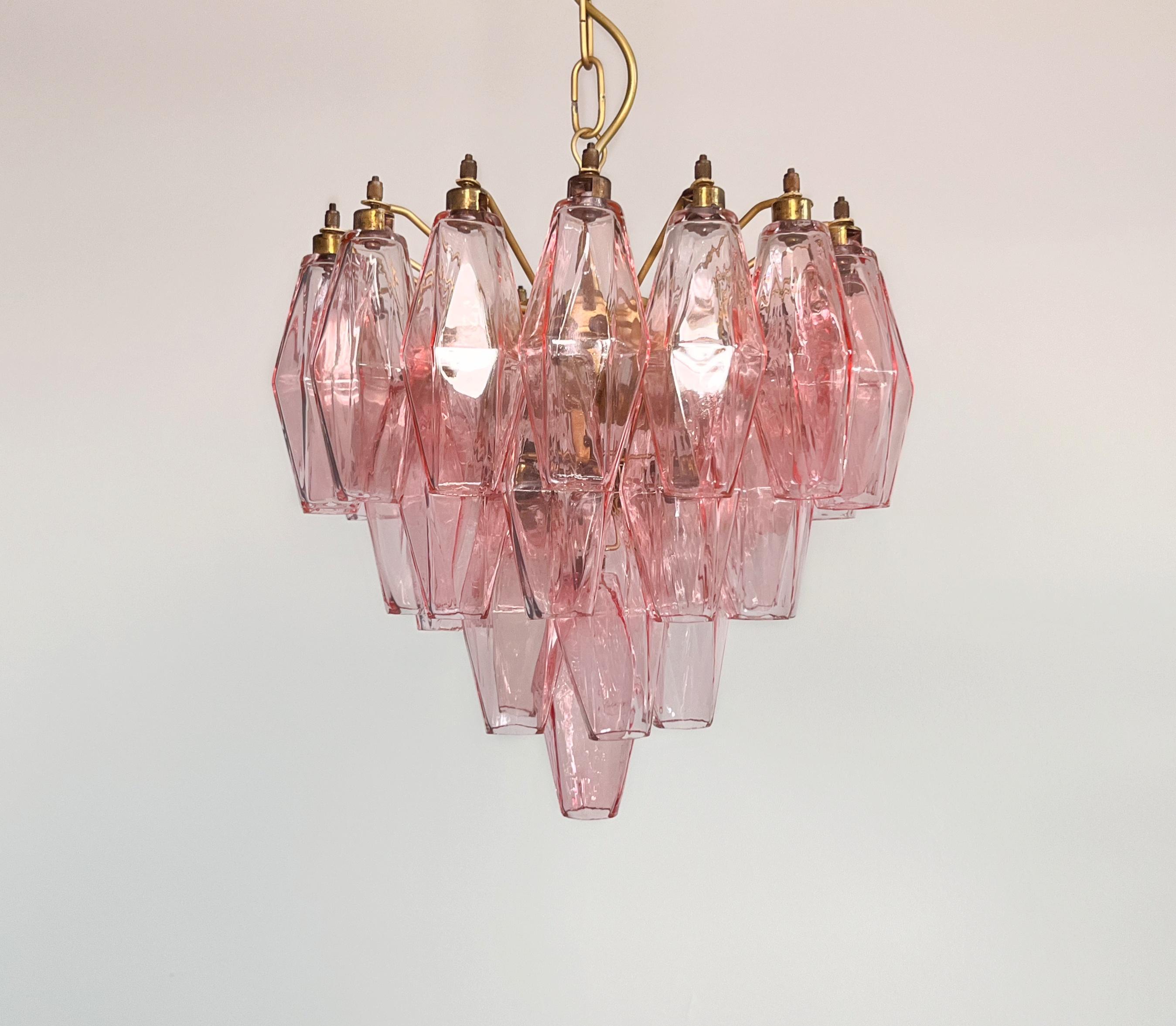 Eleganter rosafarbener Poliedri-Kronleuchter aus Muranoglas - Design von Carlo Scarpa (20th Century) im Angebot