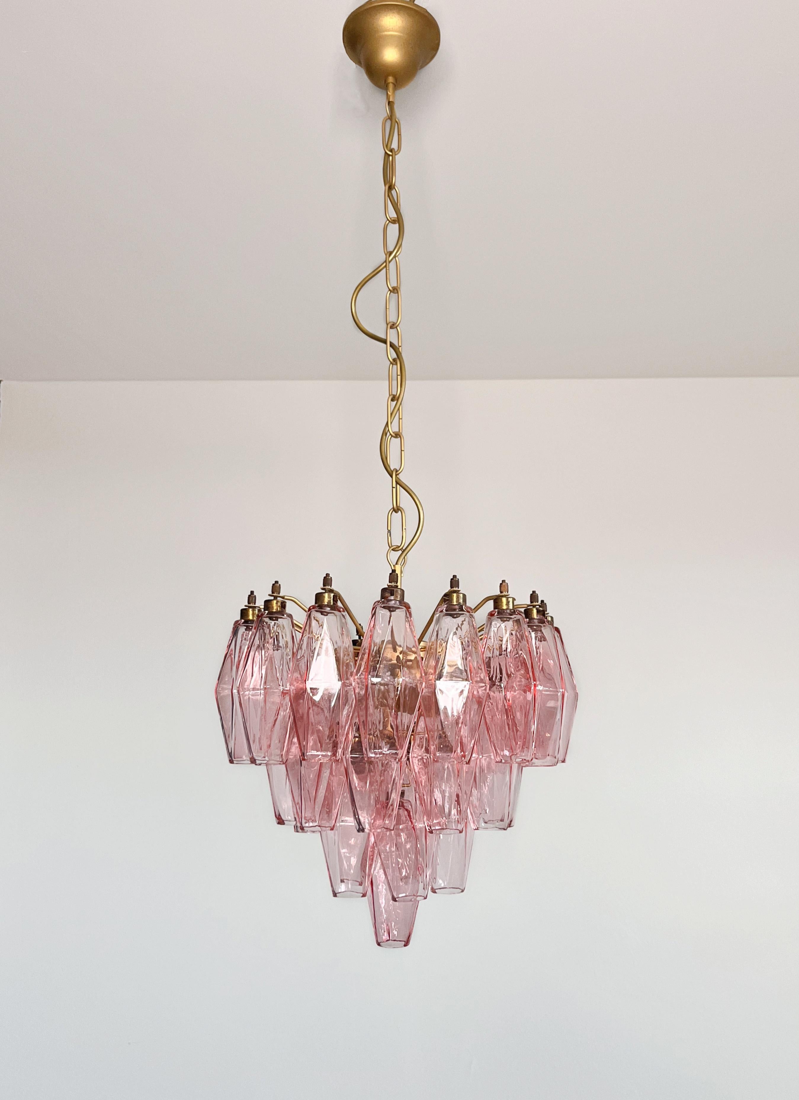 Eleganter rosafarbener Poliedri-Kronleuchter aus Muranoglas - Design von Carlo Scarpa (Geblasenes Glas) im Angebot