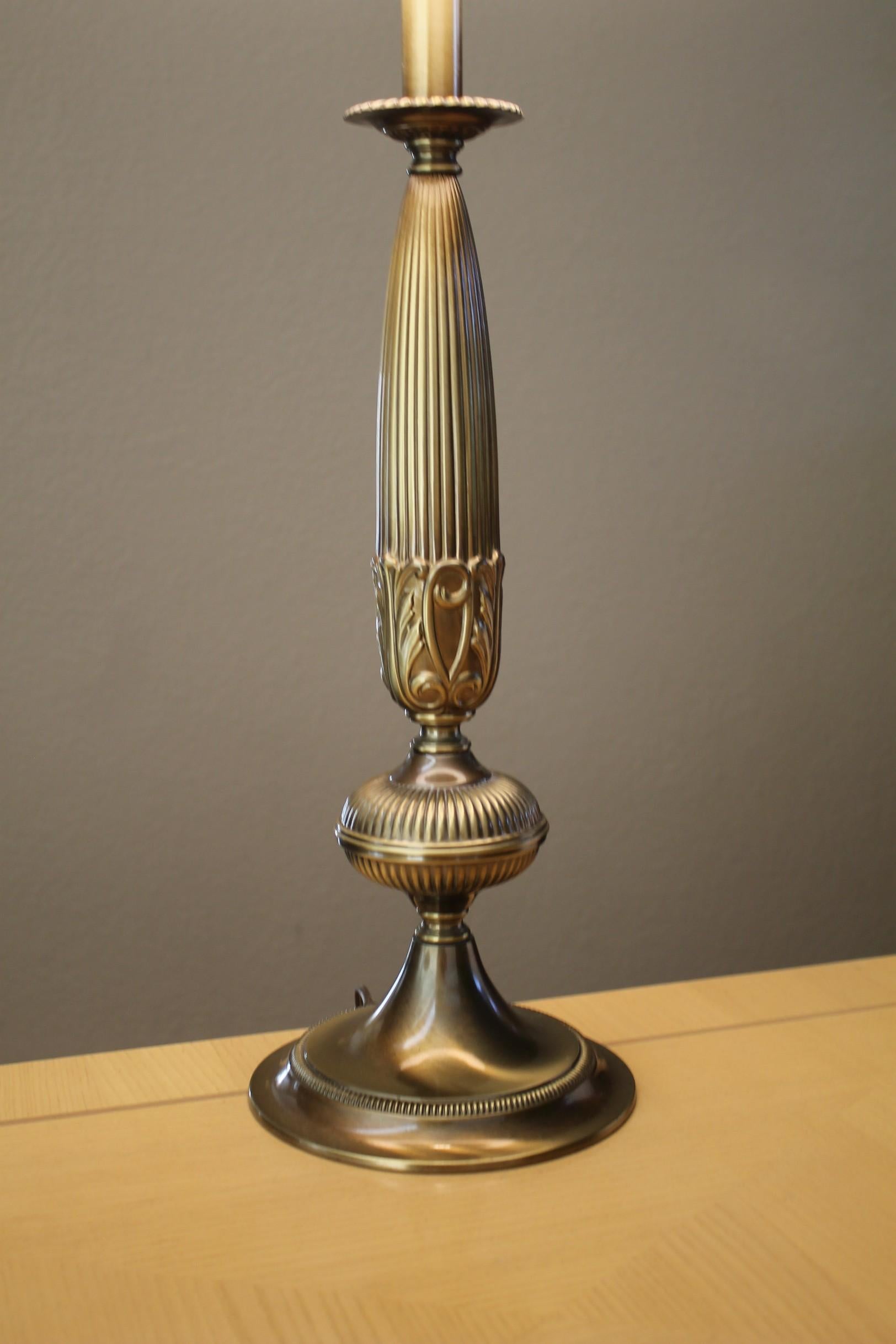¡Elegante lámpara de mesa Mutual Sunset Mid Century! Latón Hollywood Regency ¡Raro! 60s Estadounidense en venta