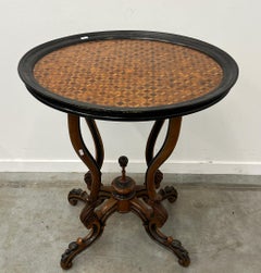 élégant guéridon d'époque Napoléon III en noyer vers 1850/1870