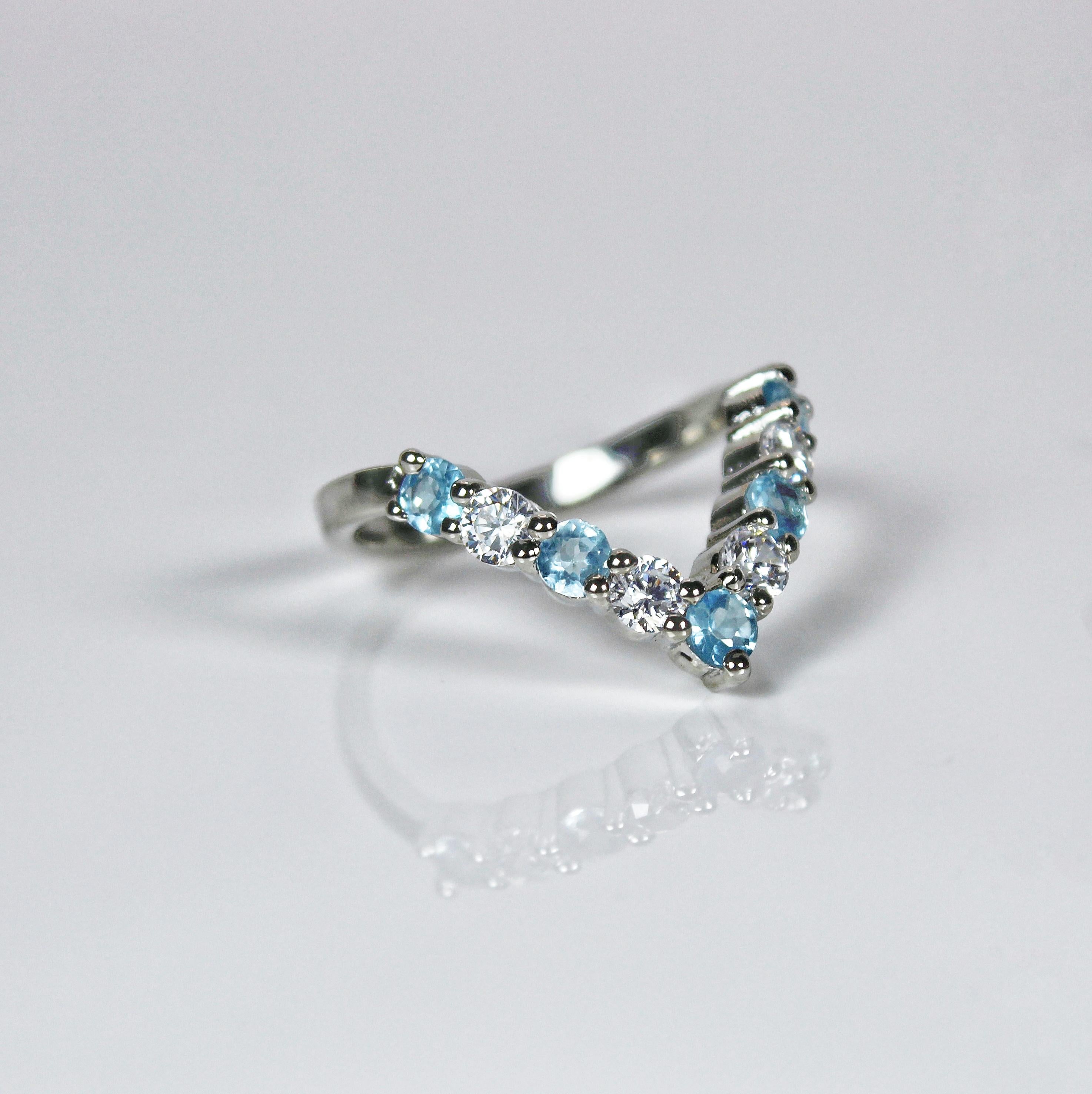 Round Cut Elegant Natural Blue Topaz Ring For Sale