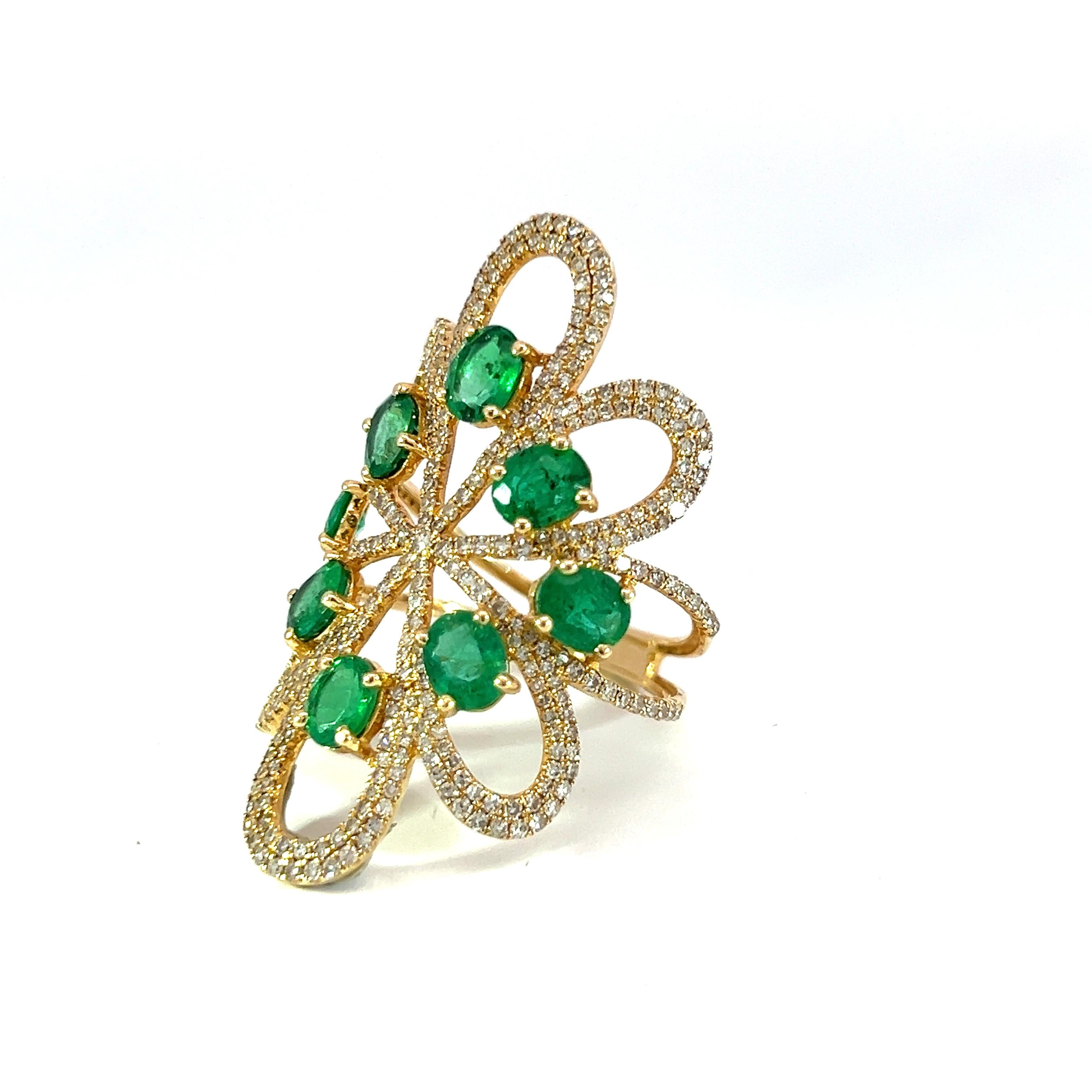 Mixed Cut Elegant natural diamond and emerald ring For Sale
