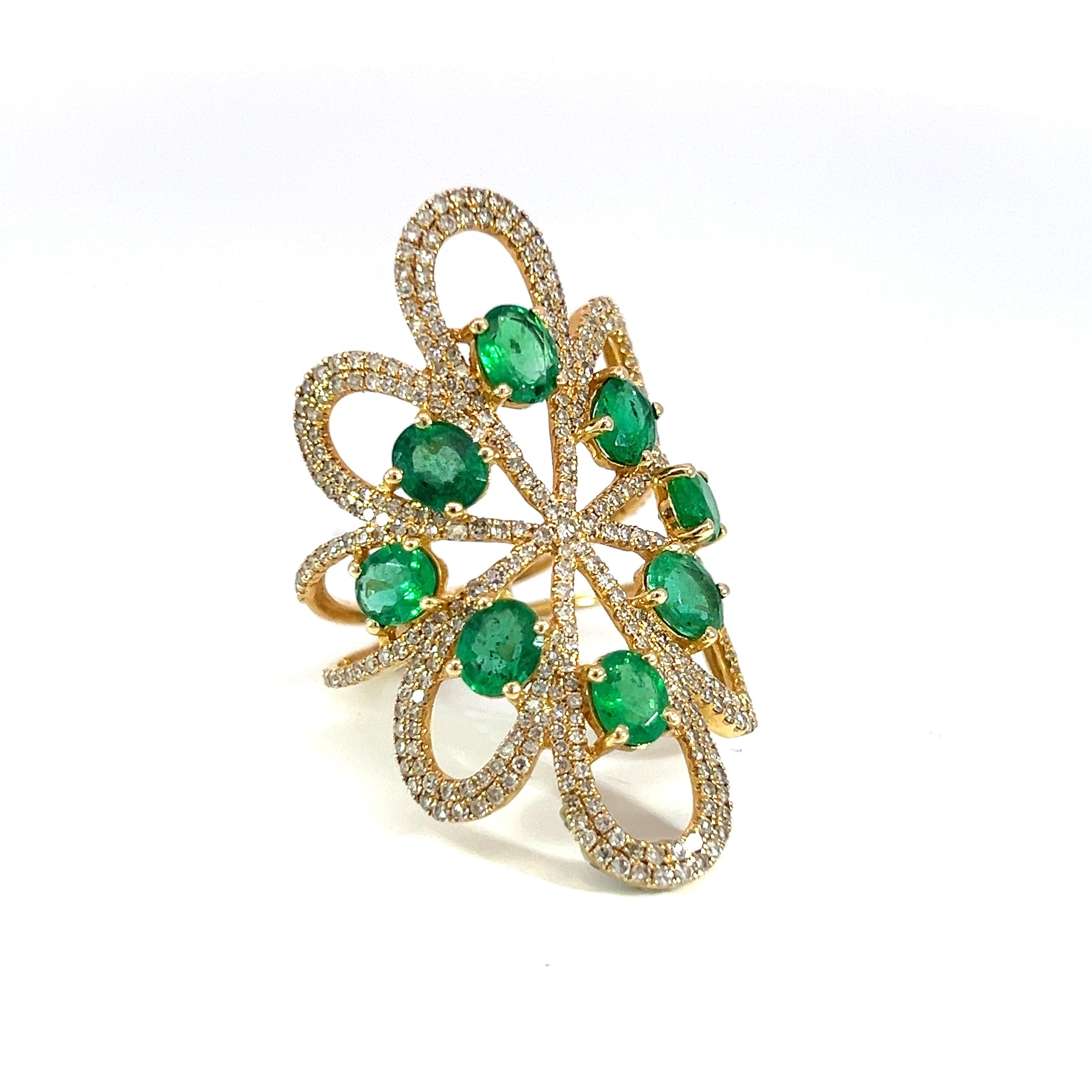 Elegant natural diamond and emerald ring In New Condition For Sale In New York, NY