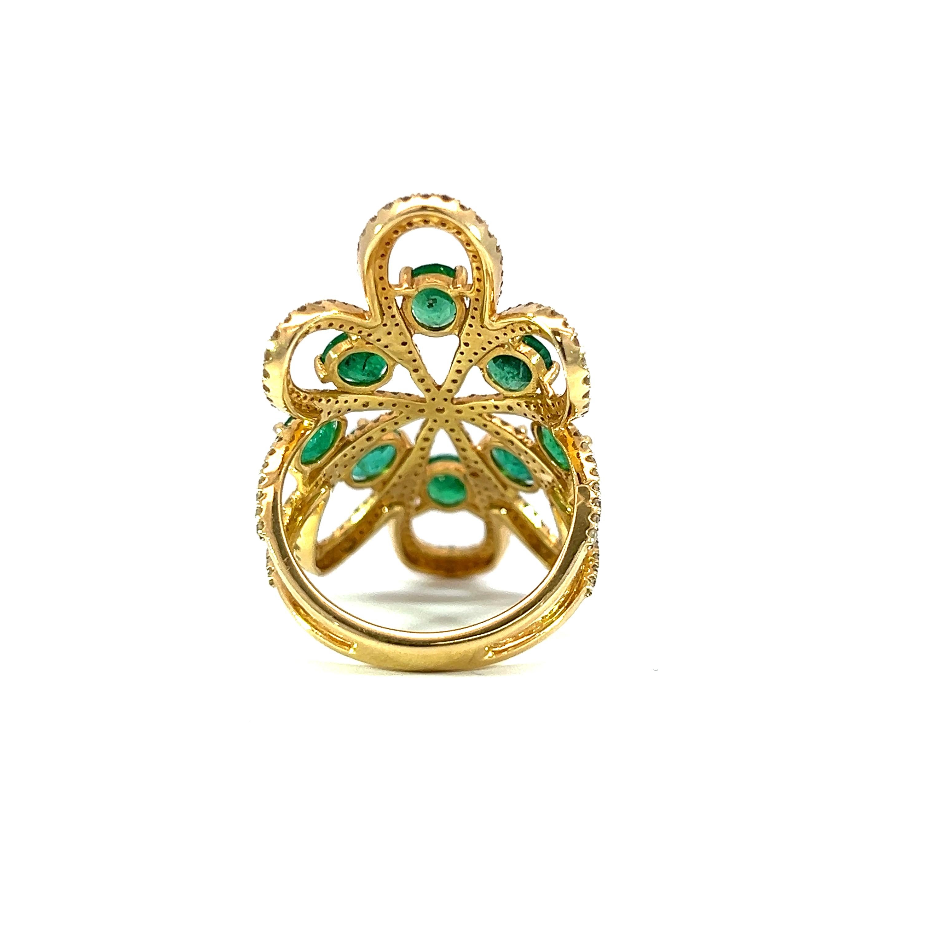 Women's Elegant natural diamond and emerald ring For Sale