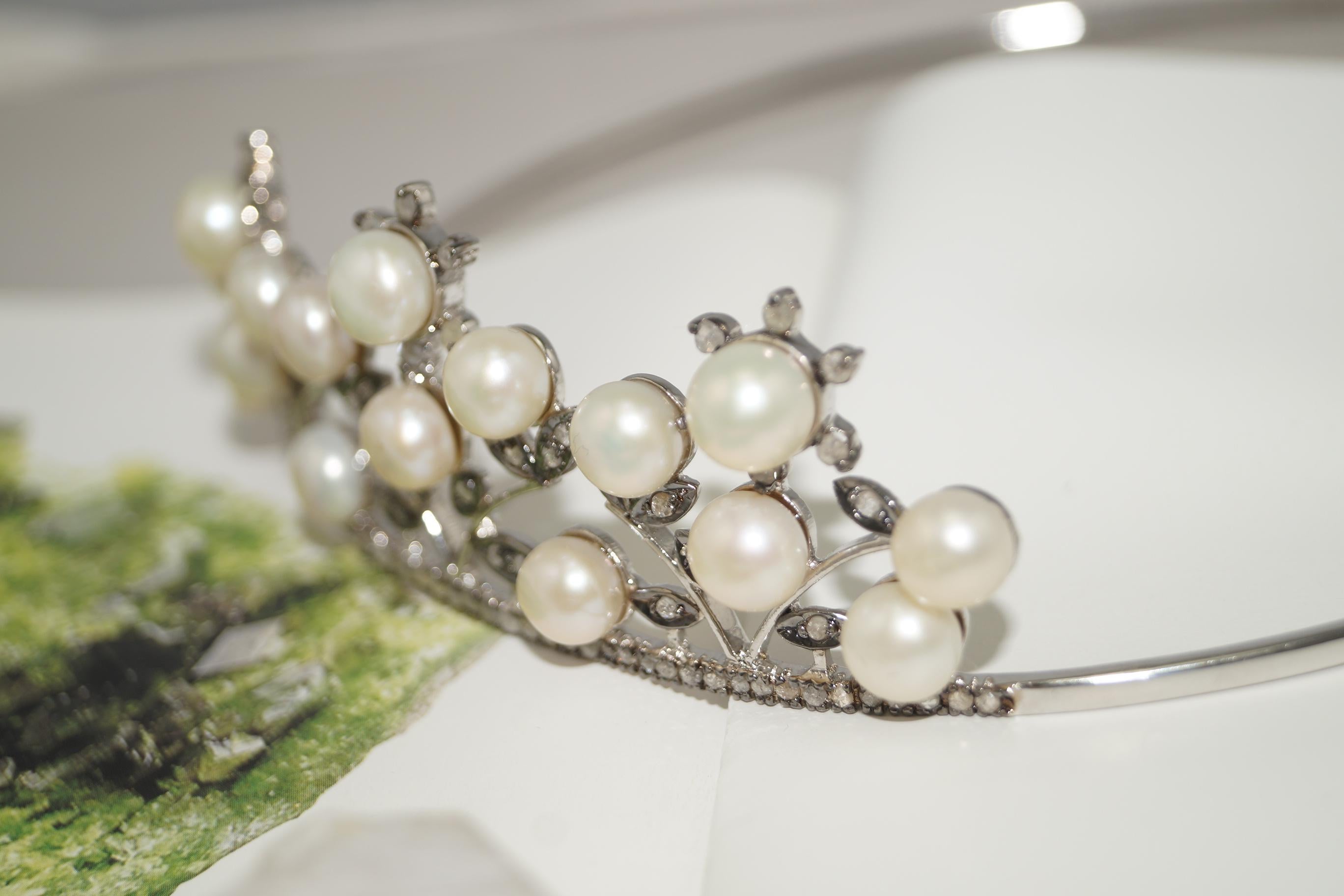 Per la regina che è in te!
Questo diadema reale è un simbolo di bellezza e amore per se stessi. È realizzato a mano con diamanti Nature e perle bianche naturali in argento sterling. 
Diamanti - Pave di diamanti
Colore del diamante: Whiting con una