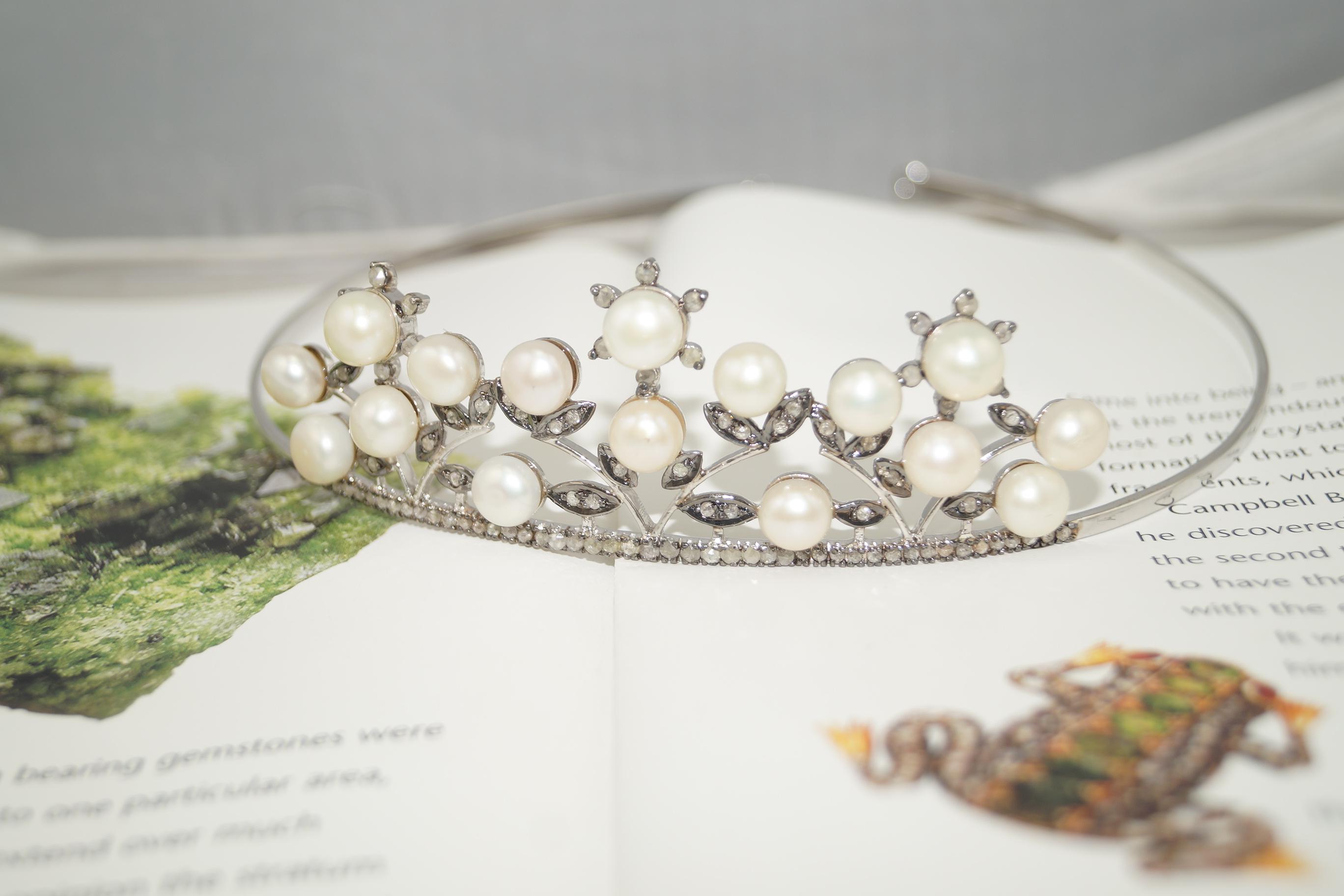 Donna Elegance Natural pave diamonds pearls sterling silver tiara head accessory band in vendita
