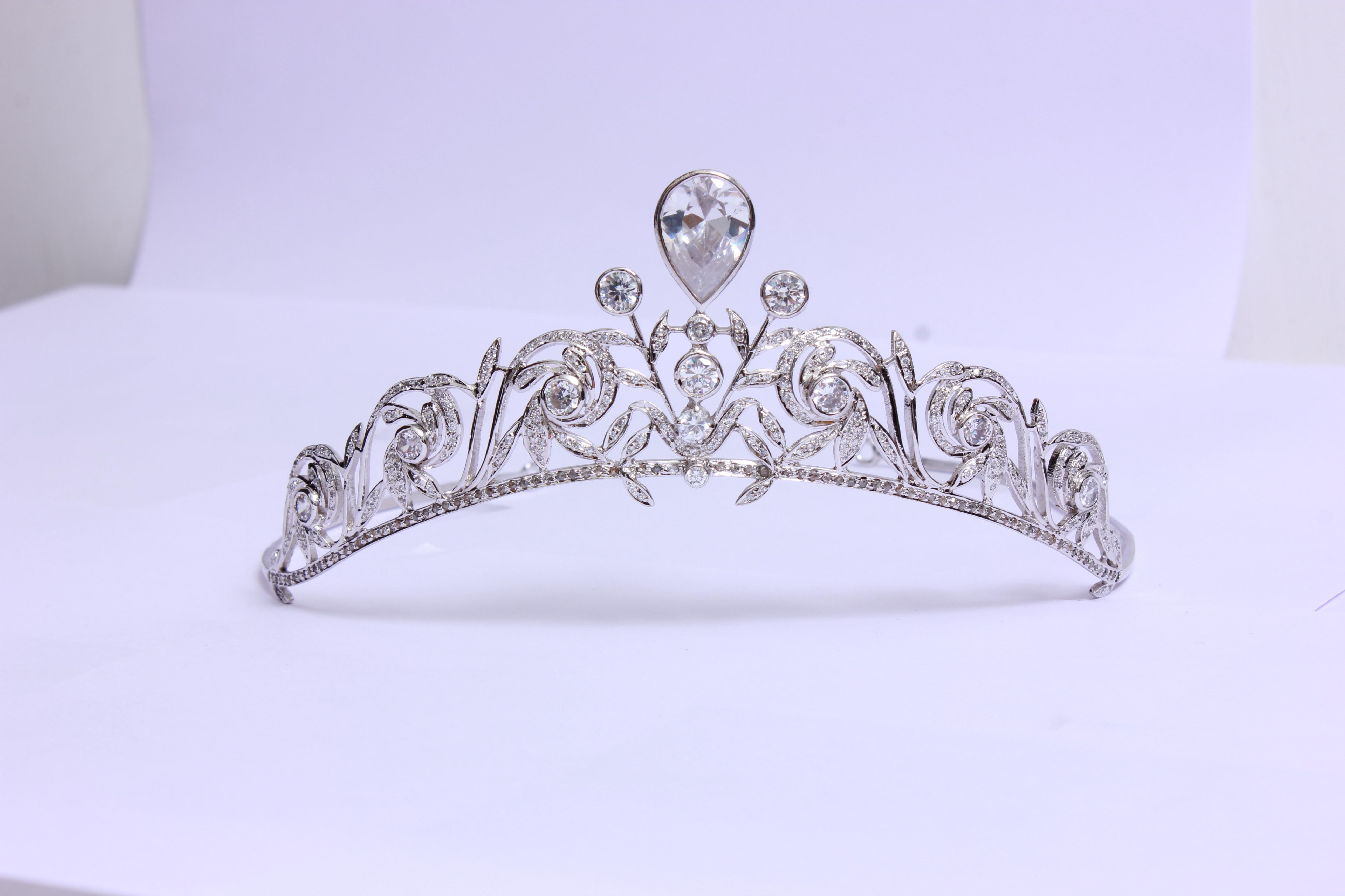 Elegant Natural pave diamonds topaz sterling silver tiara head accessory band In New Condition For Sale In Delhi, DL