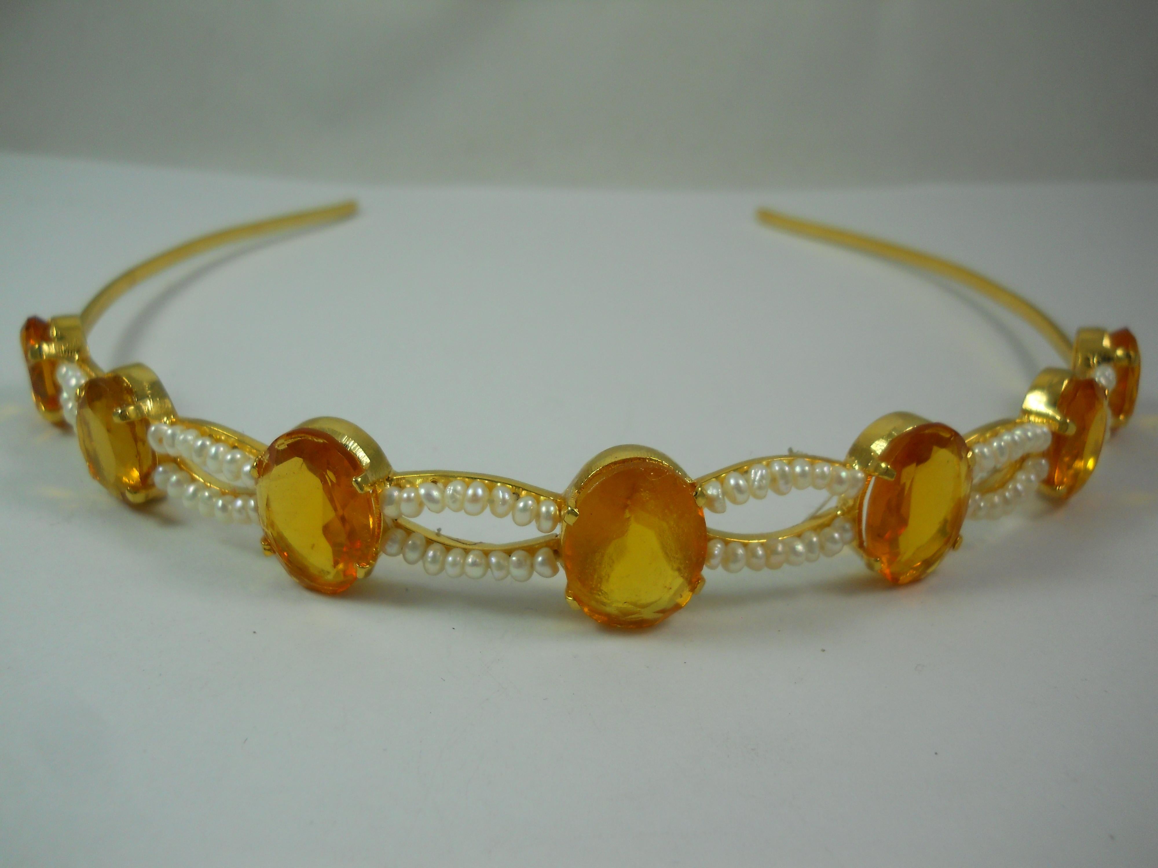 Per la regina che è in te!
Questo splendido diadema è un simbolo di bellezza e amore per se stessi. È realizzato a mano con perle Nature e citrino in argento sterling con placcatura in oro giallo. 

Tipo di pietra: Citrino
Origine della gemma: