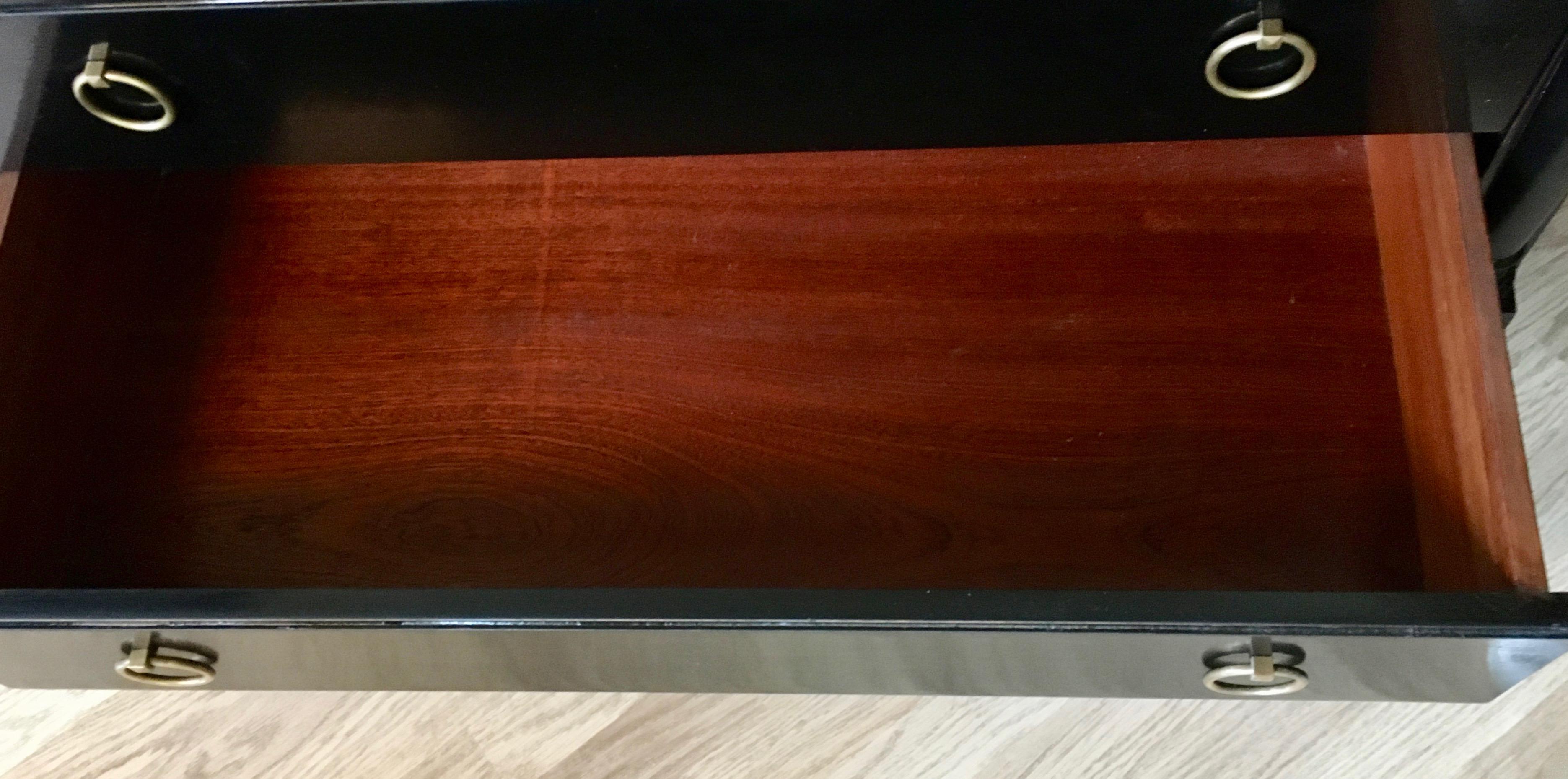 Metà XX secolo Elegante cassettiera neoclassica in lacca nera, Francia, 1940 in vendita