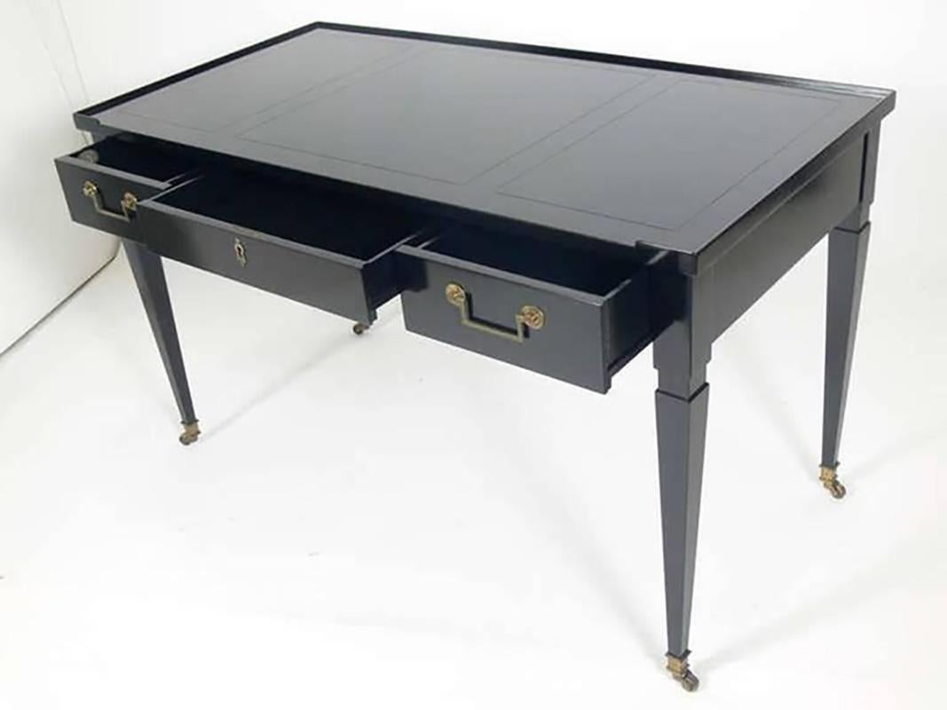 Mid-Century moderno Elegante scrivania neoclassica di Baker in vendita