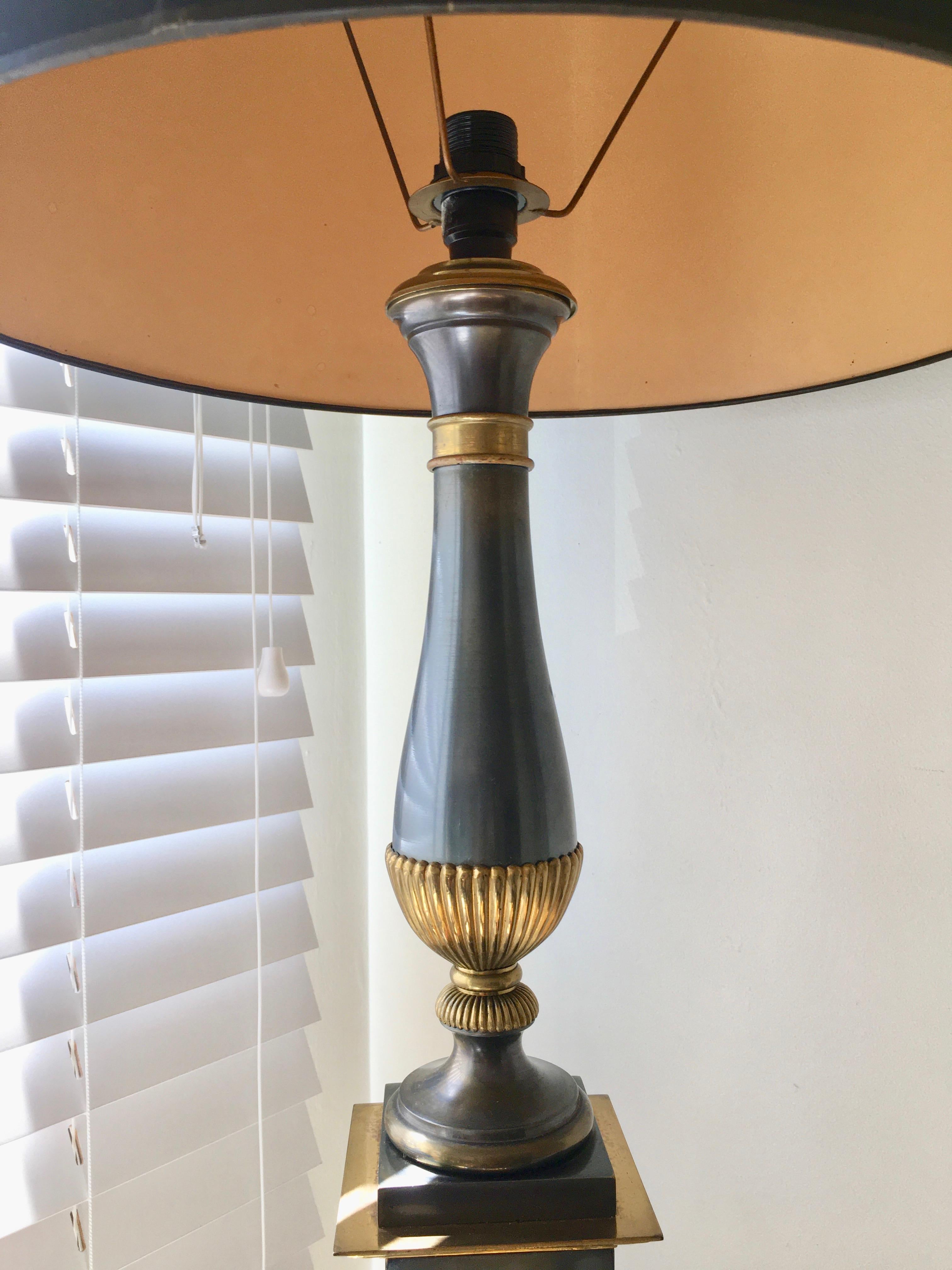 Néoclassique Élégante lampe de bureau néoclassique attribuée à la Maison Charles, France, 1960 en vente