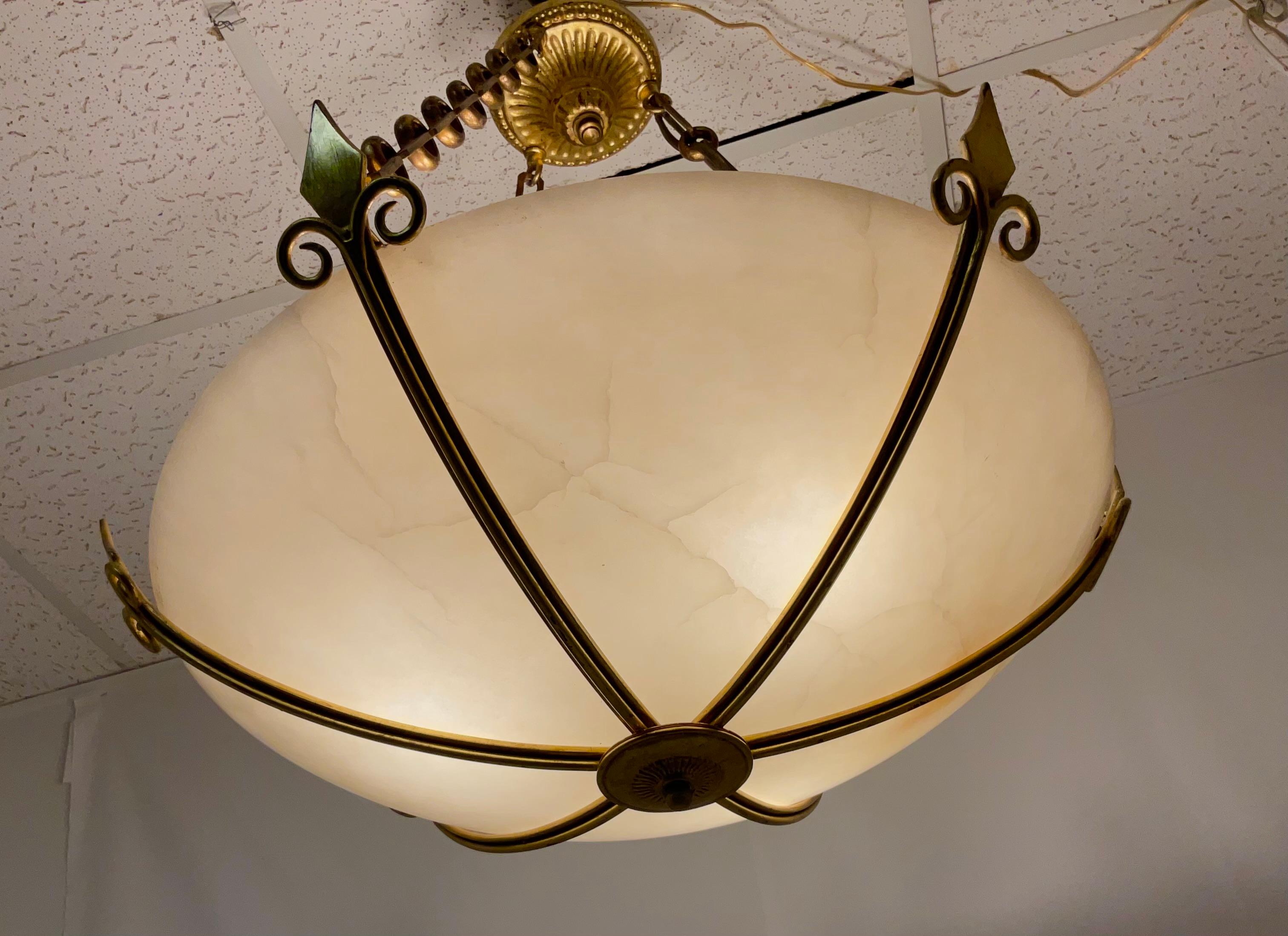 Elegante Colgante Neoclásico de Alabastro Natural y Pan de Oro en Bueno estado para la venta en West Palm Beach, FL