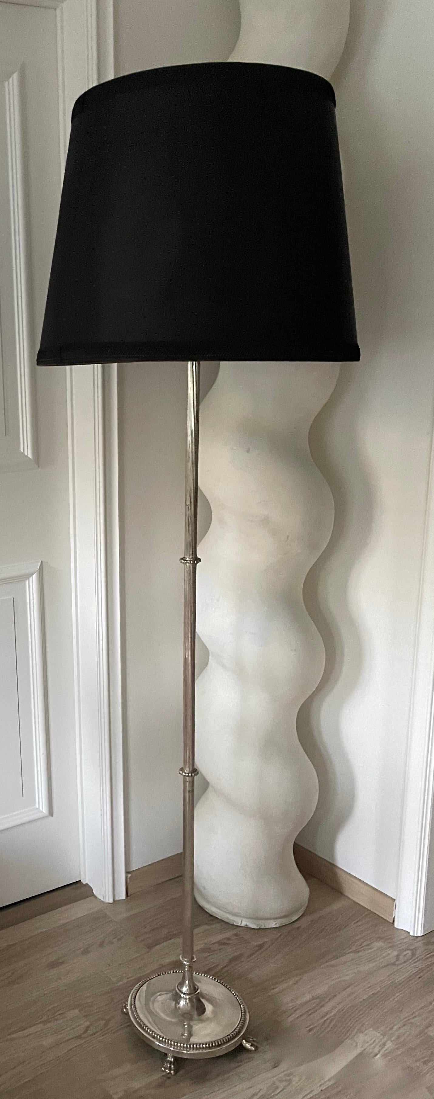 Elegante lampada da terra neoclassica in argento di Maison Charles, Francia 1970. in vendita 1