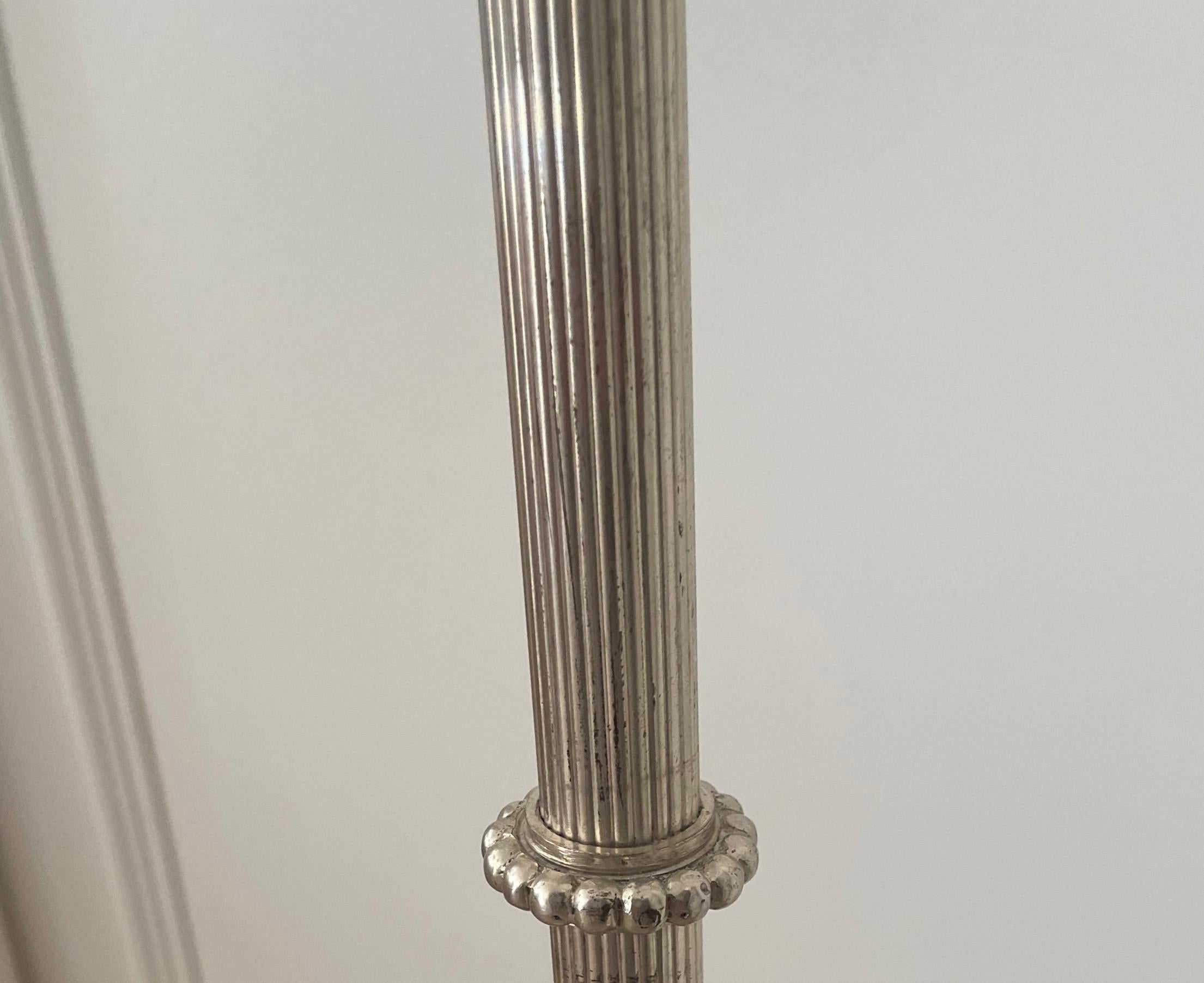 Elegante lampada da terra neoclassica in argento di Maison Charles, Francia 1970. in vendita 2
