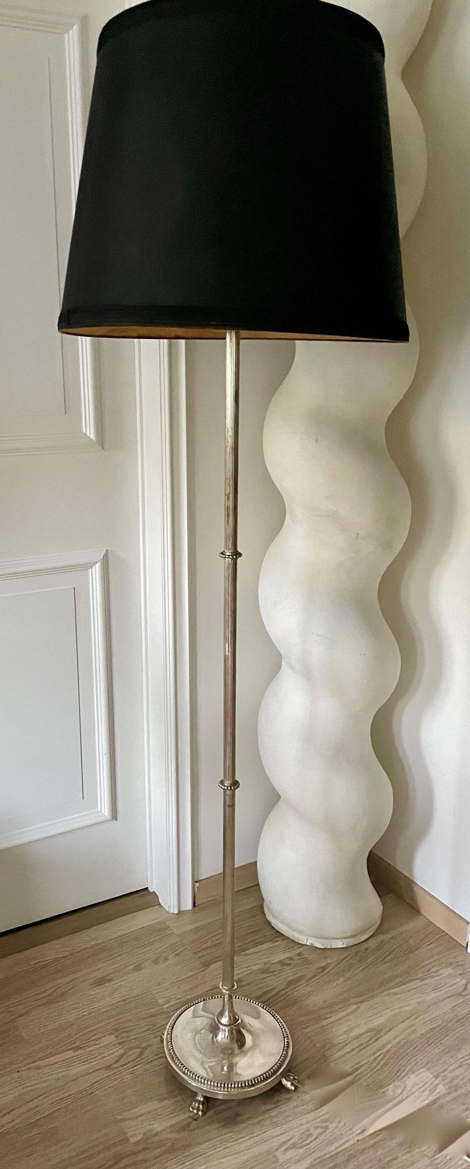 Fine XX secolo Elegante lampada da terra neoclassica in argento di Maison Charles, Francia 1970. in vendita