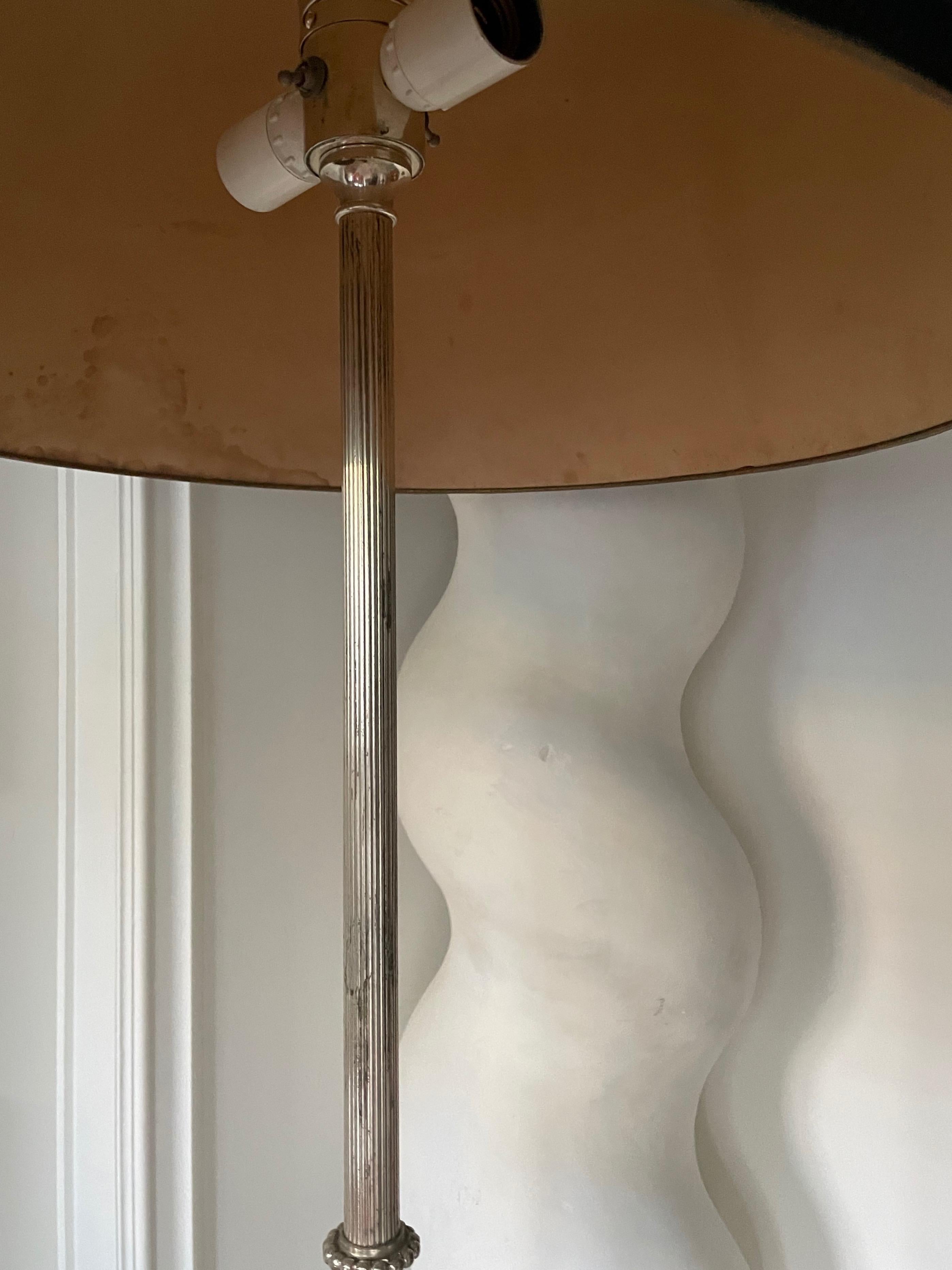 Lampada da terra pesante in metallo argentato della Maison Charles-France.
Commutatore a tre vie e riflettore opalino bianco.
Base in ghisa.
Circa 1970.