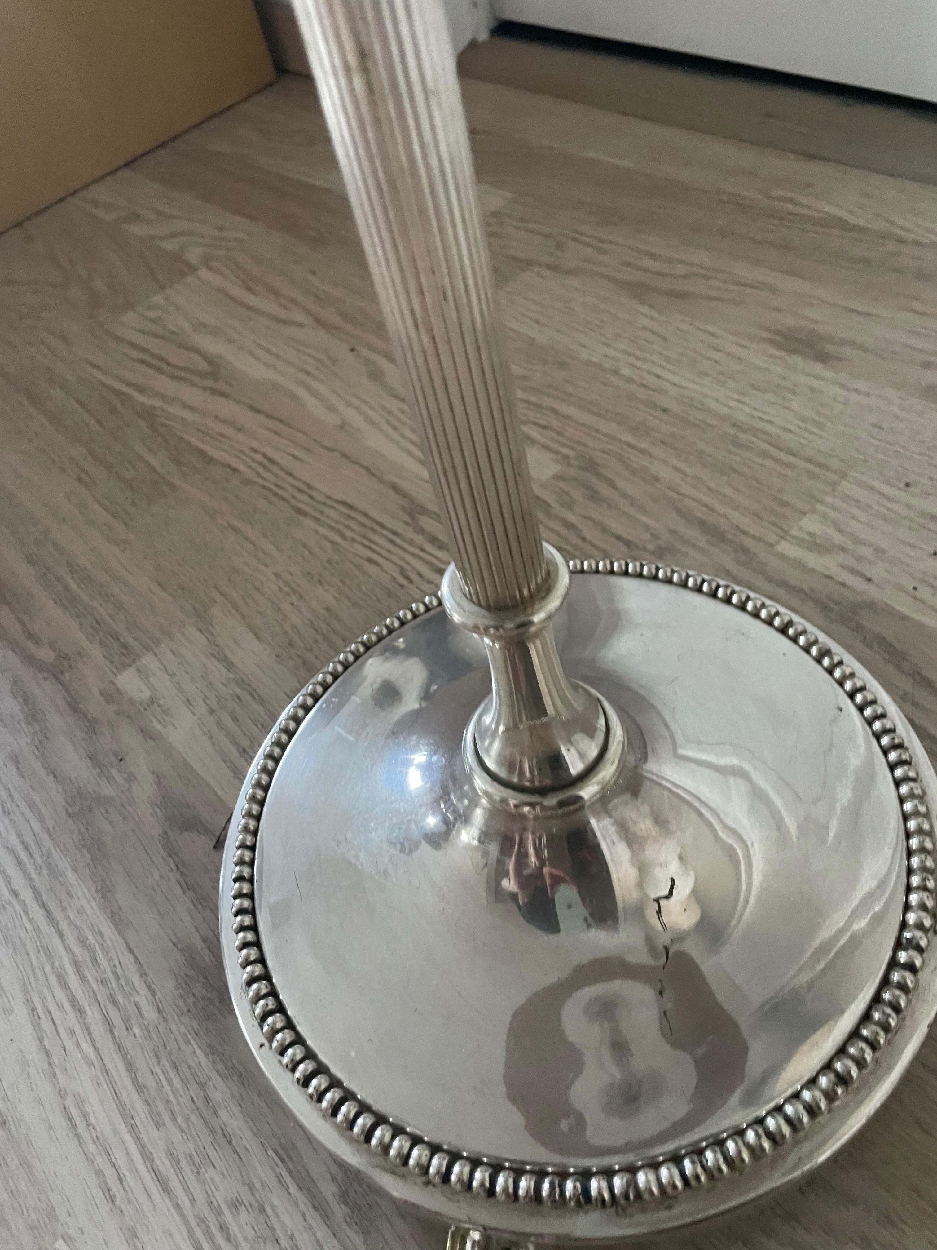 Neoclassico Elegante lampada da terra neoclassica in argento di Maison Charles, Francia 1970. in vendita