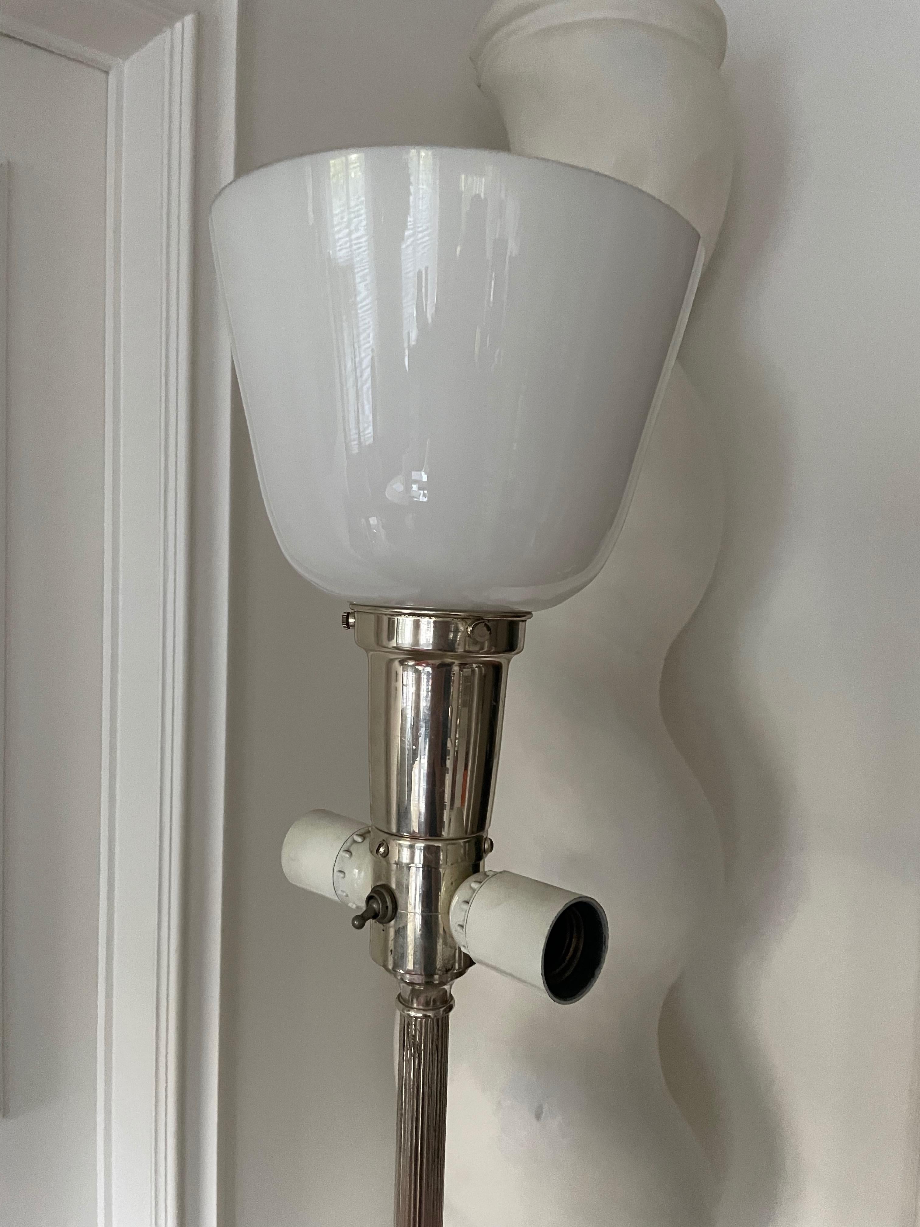 Francese Elegante lampada da terra neoclassica in argento di Maison Charles, Francia 1970. in vendita