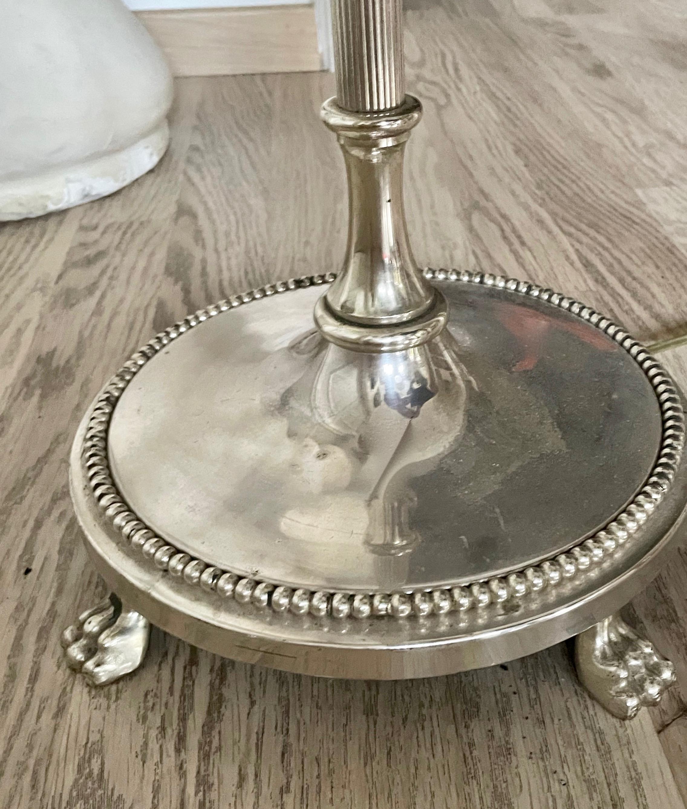 Argentato Elegante lampada da terra neoclassica in argento di Maison Charles, Francia 1970. in vendita