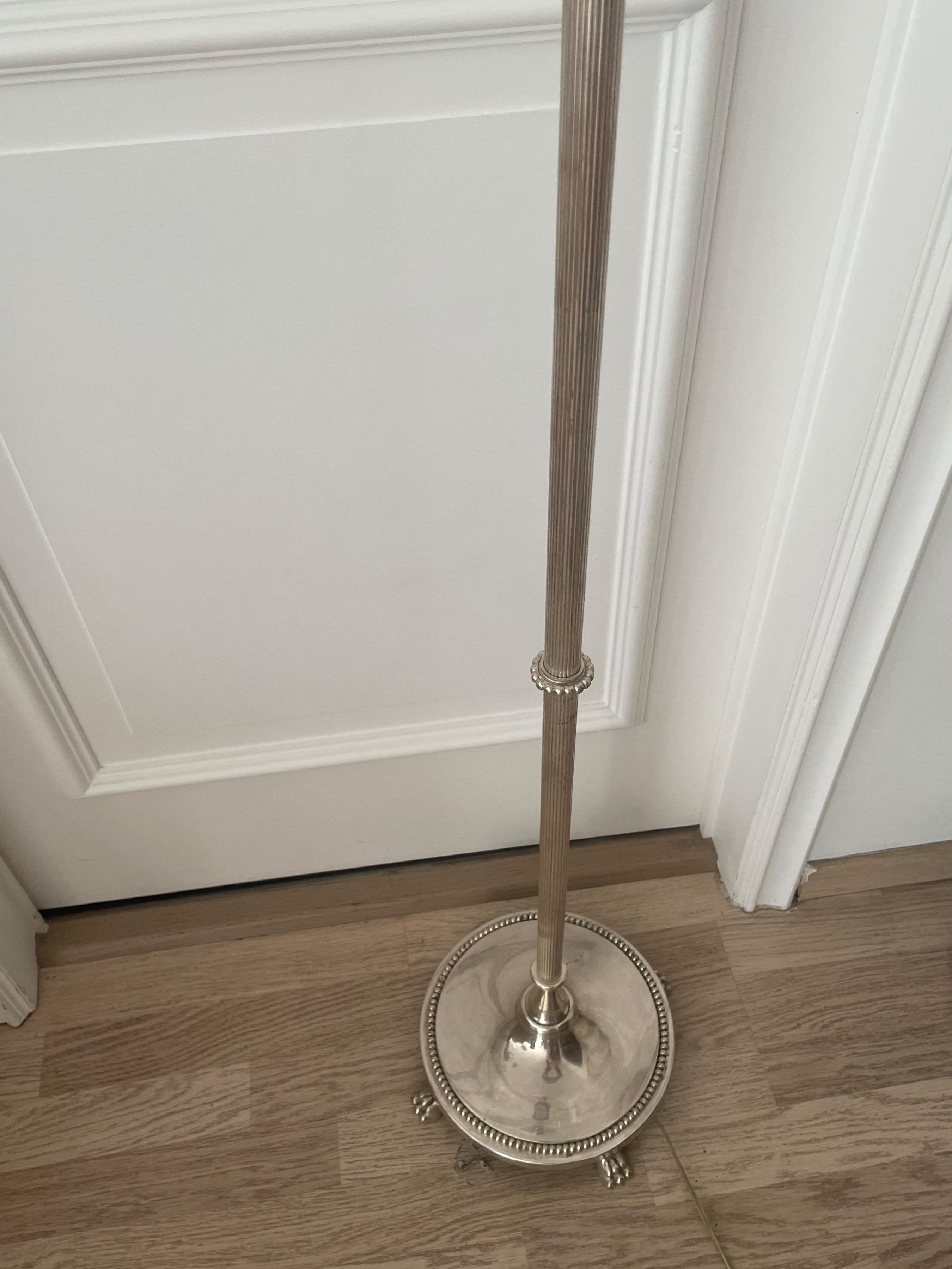 Metallo Elegante lampada da terra neoclassica in argento di Maison Charles, Francia 1970. in vendita