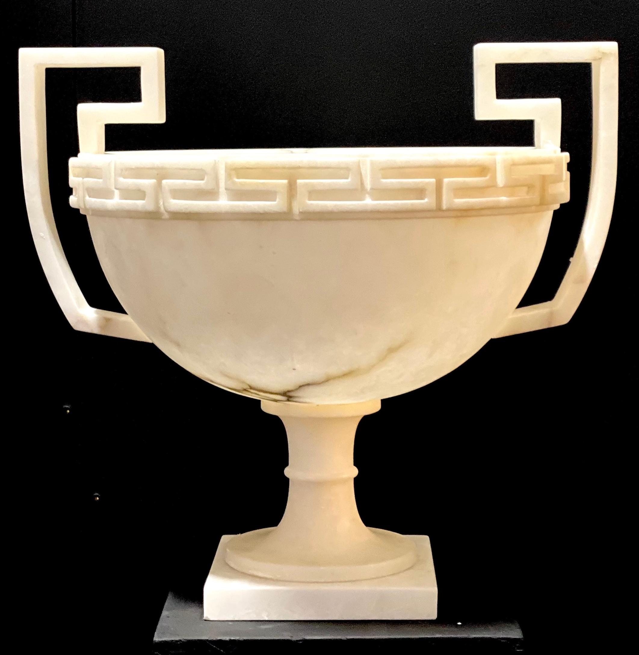 Neoklassizistischer Stil Alabaster Marmor Tischleuchte oder Vase. Wir können auch ohne Lampenhalterung anfertigen. 
Zeitlos elegantes Stück für Ihr Interieur, das Sie als Tischmitte, Kerzenhalter oder Tischleuchte verwenden können.
 Auch als Paar