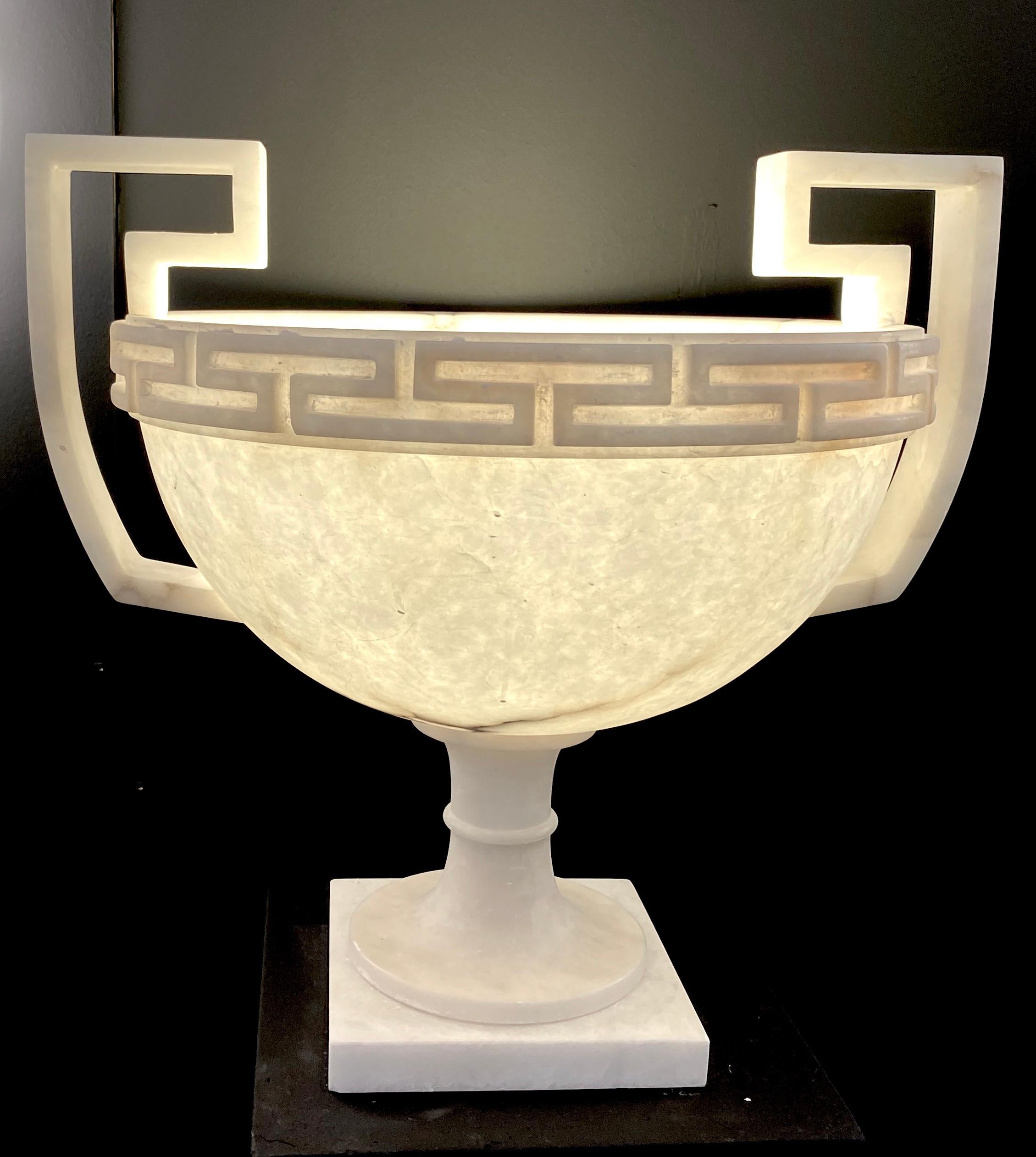 Elegante Vase oder Tischleuchte aus Alabaster-Marmor im neoklassischen Stil (Neoklassisch) im Angebot