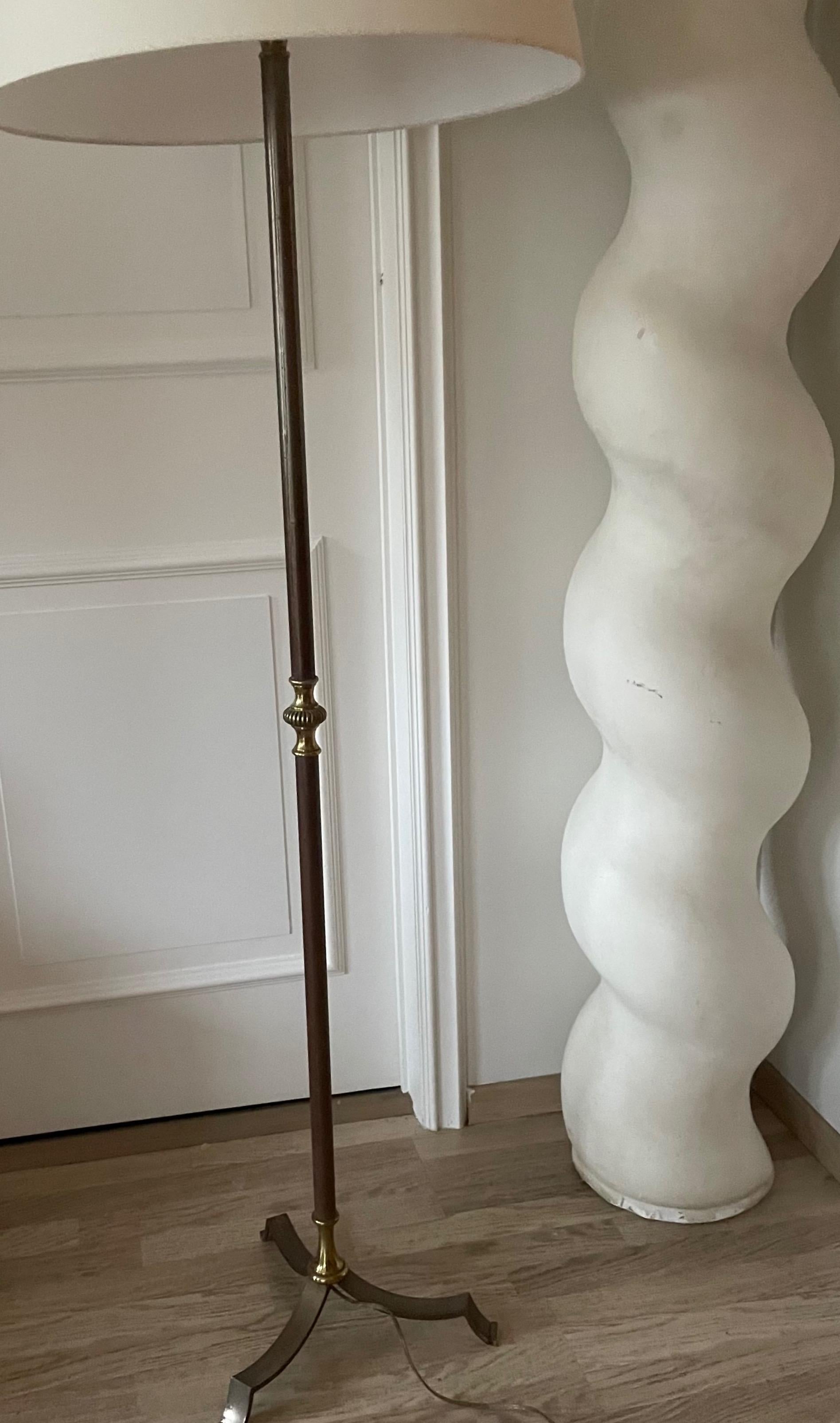 Elegant Neoclassical Tripod Floor Lamp by Maison Jansen, France 1950. In Good Condition For Sale In Brussels, BE