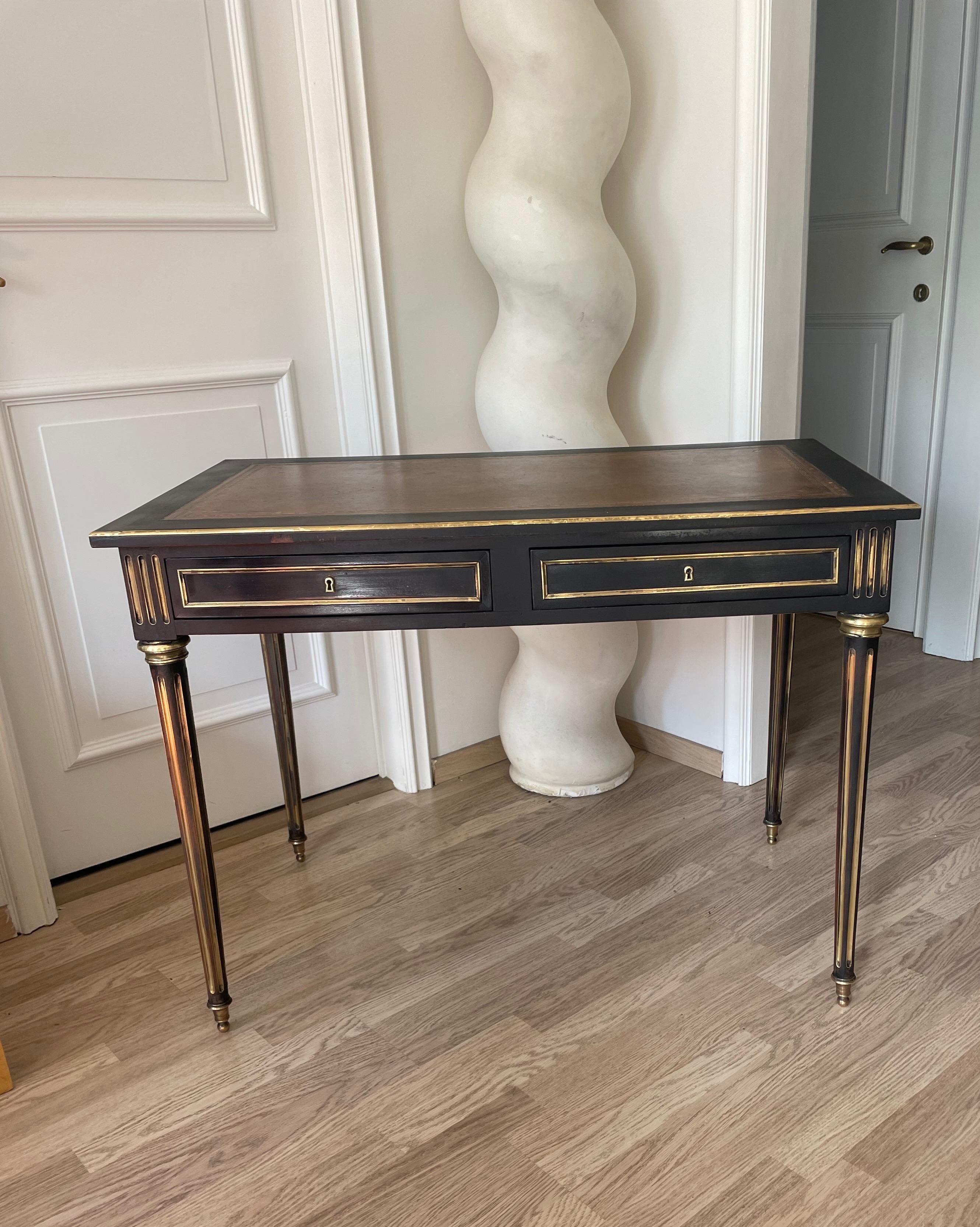 Elegante table à écrire en laque noire avec détails en laiton.
Dessus en cuir vert d'origine.
Deux tiroirs et une clé.
Conçu par la Maison Jansen, Paris.
Vers 1950.