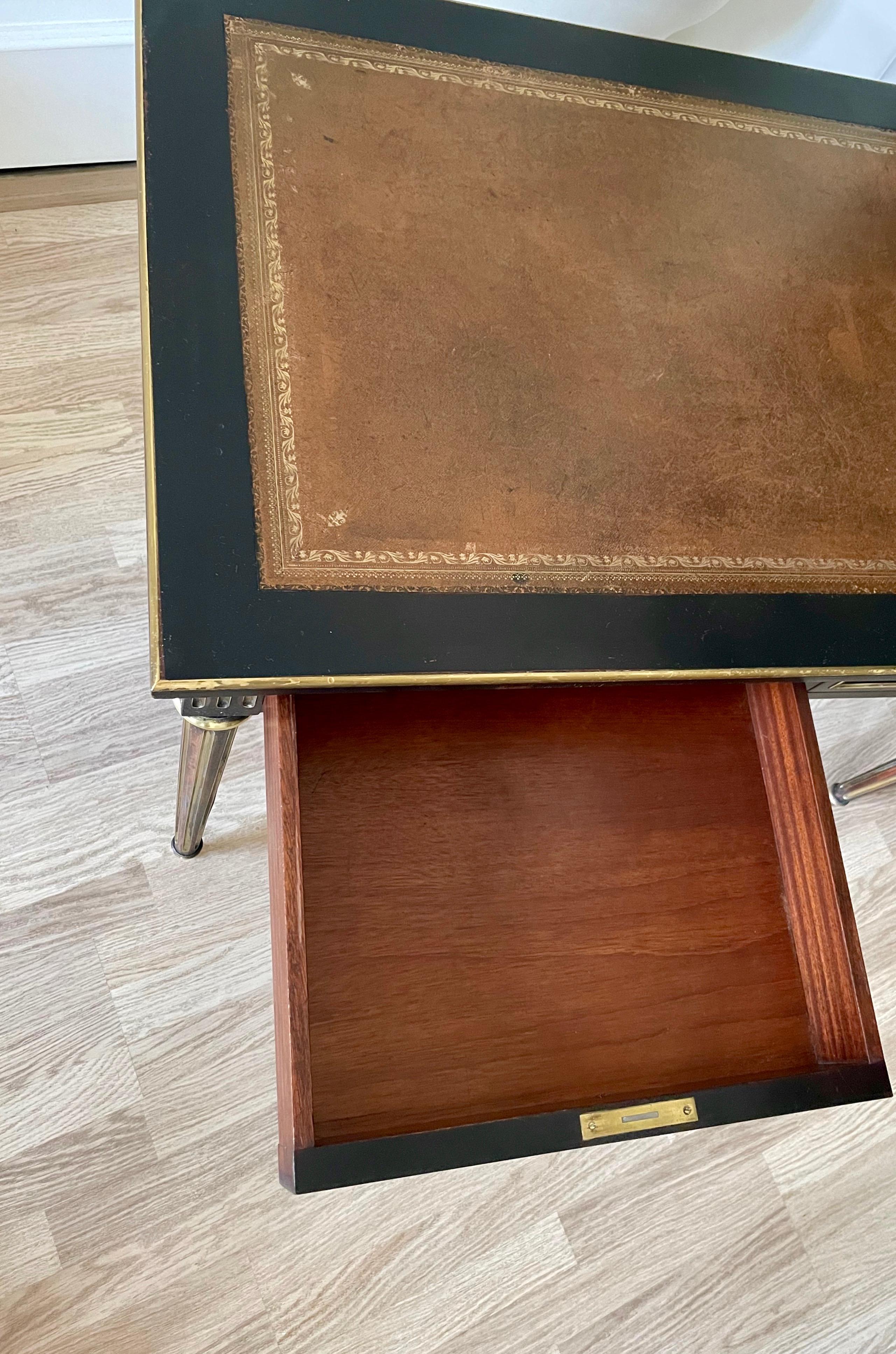 Milieu du XXe siècle Élégante table à écrire néoclassique de la Maison Jansen, France, 1950. en vente