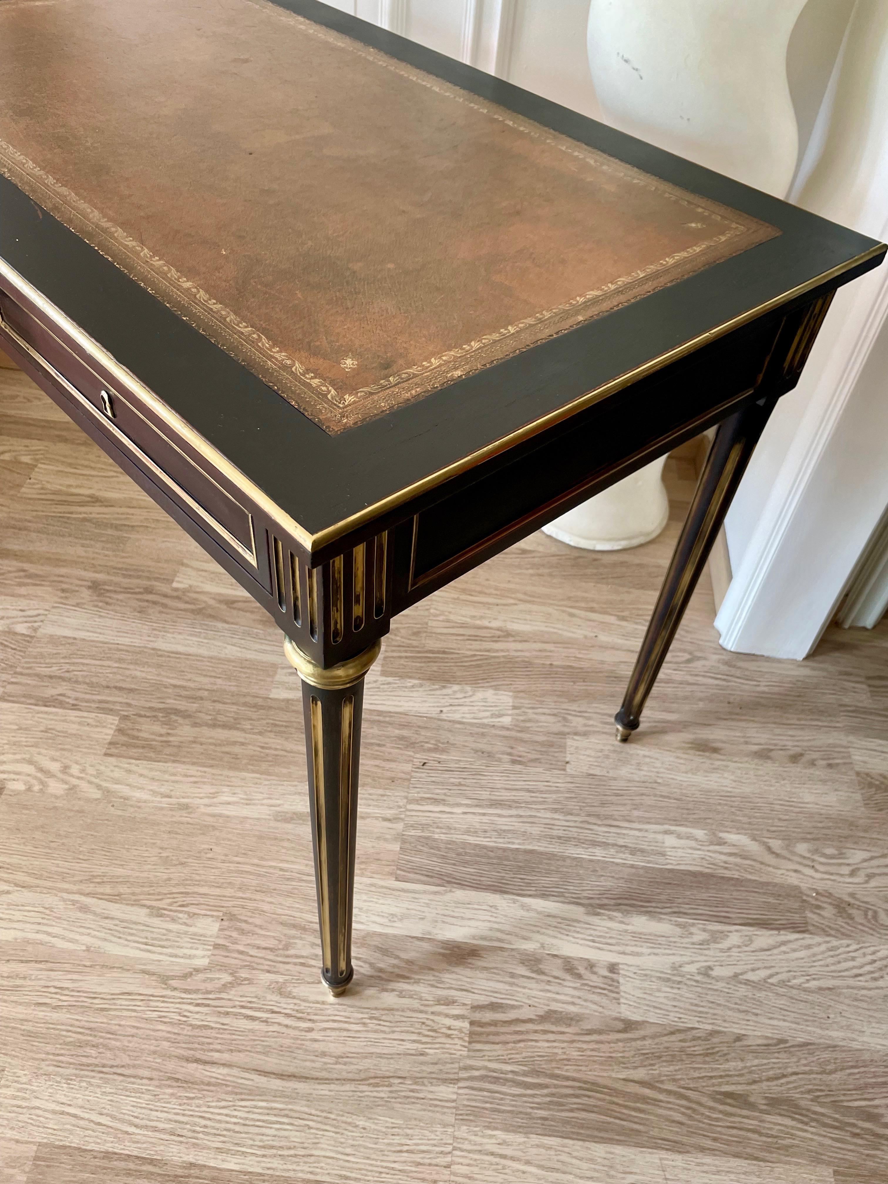 Laiton Élégante table à écrire néoclassique de la Maison Jansen, France, 1950. en vente