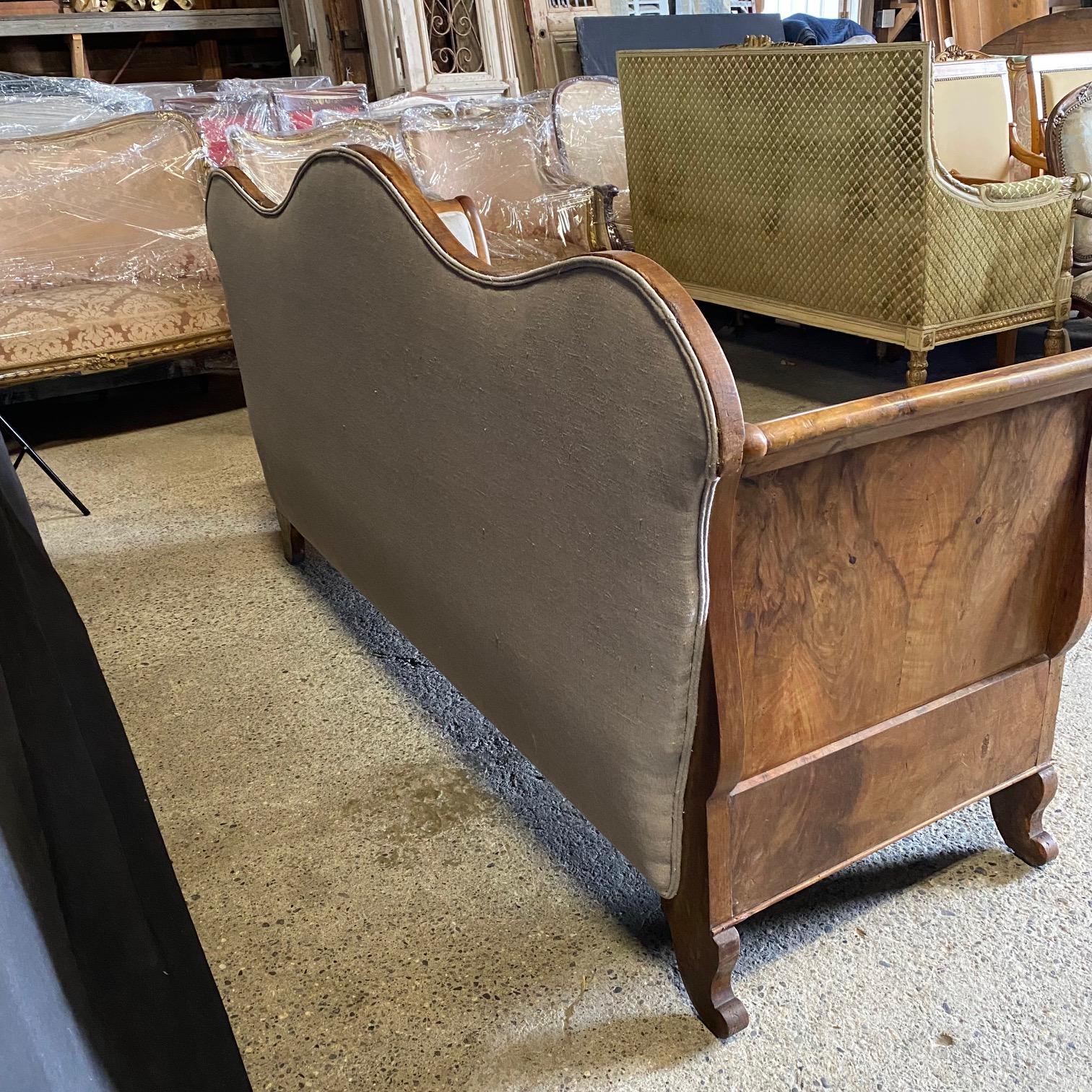 Elegante Sofá Biedermeier del Siglo XIX Recién Tapizado en venta 4