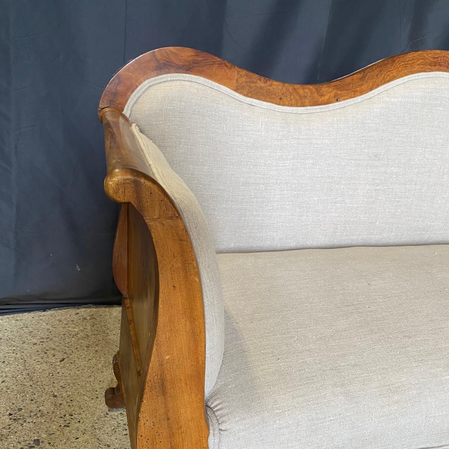 Elegante Sofá Biedermeier del Siglo XIX Recién Tapizado Austríaco en venta