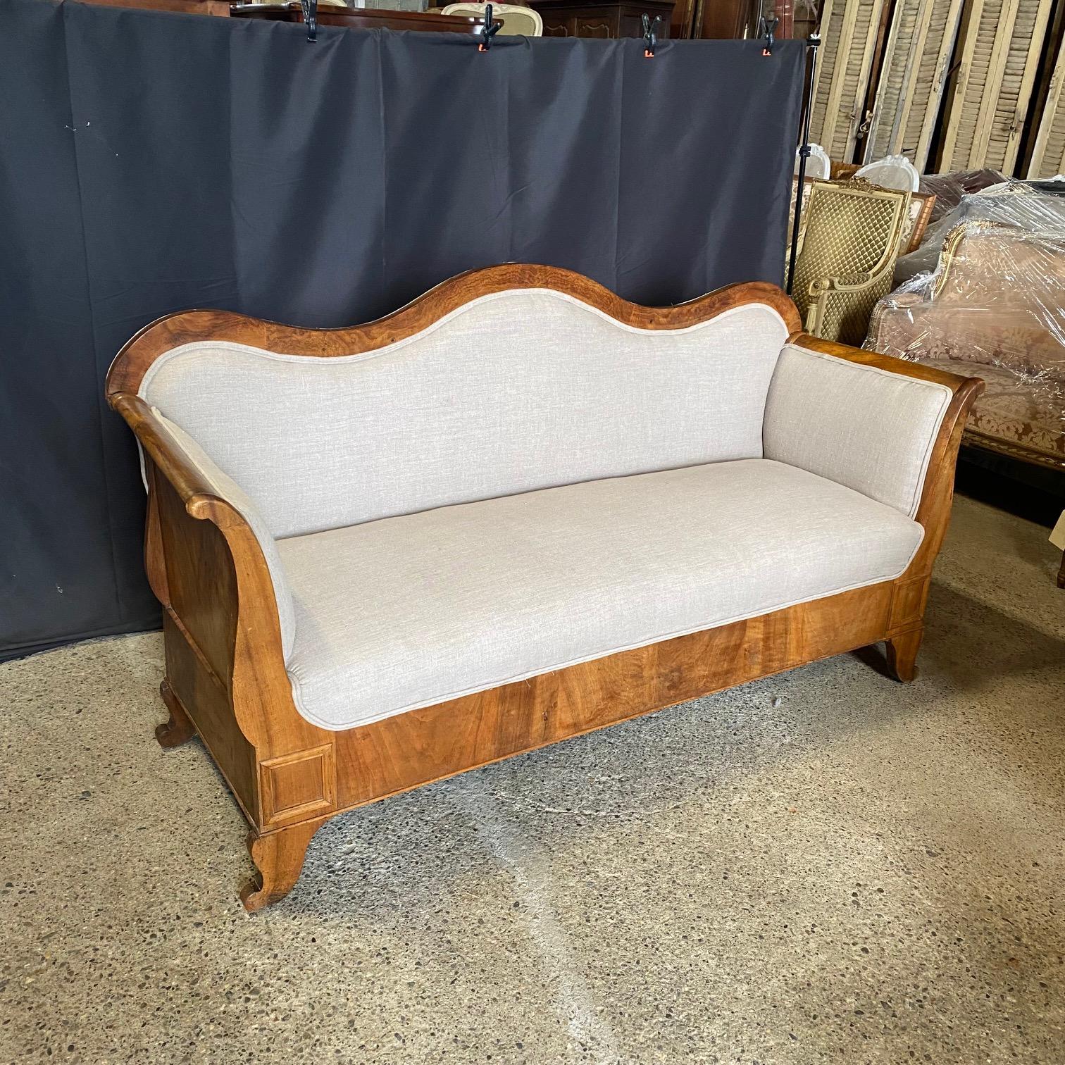 Elegante Sofá Biedermeier del Siglo XIX Recién Tapizado en Bueno estado para la venta en Hopewell, NJ
