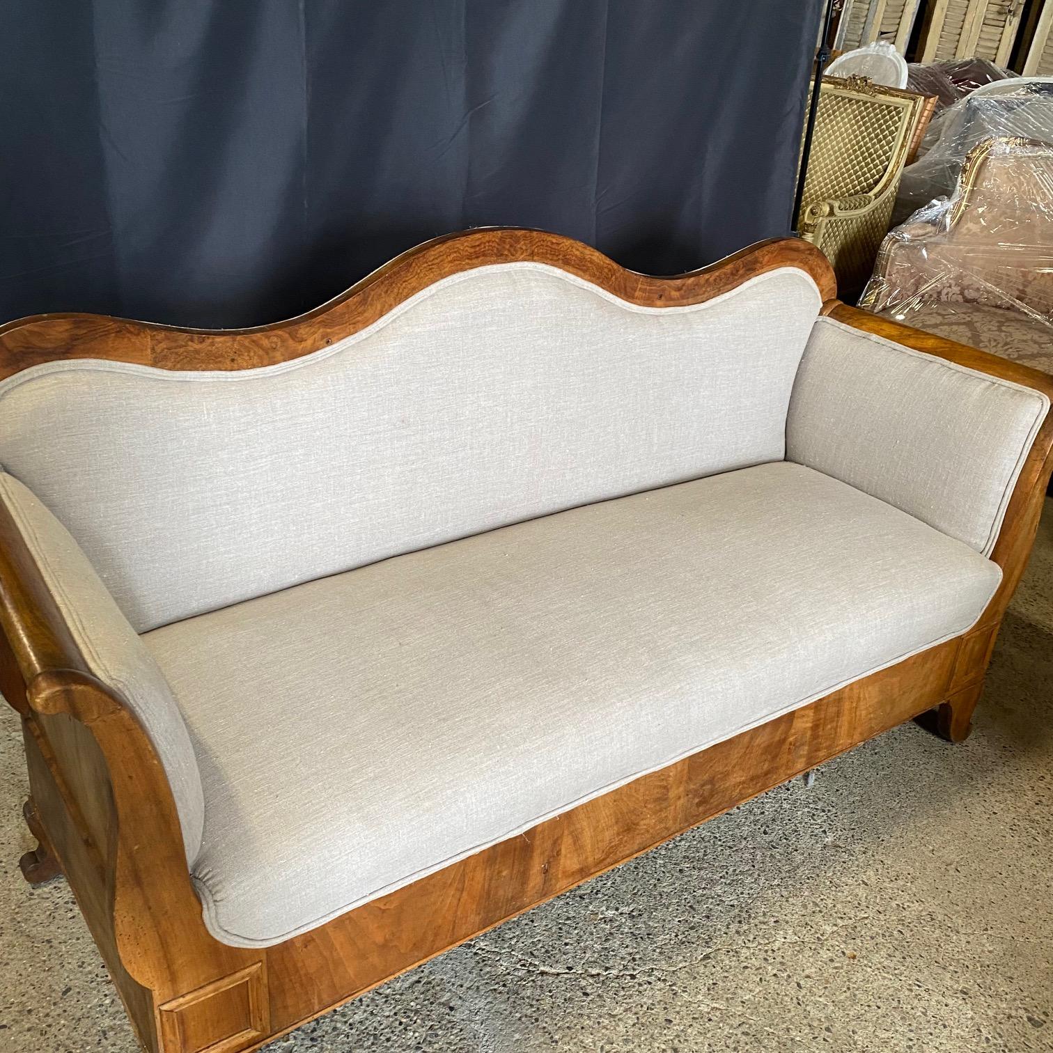 Elegante Sofá Biedermeier del Siglo XIX Recién Tapizado siglo XIX en venta
